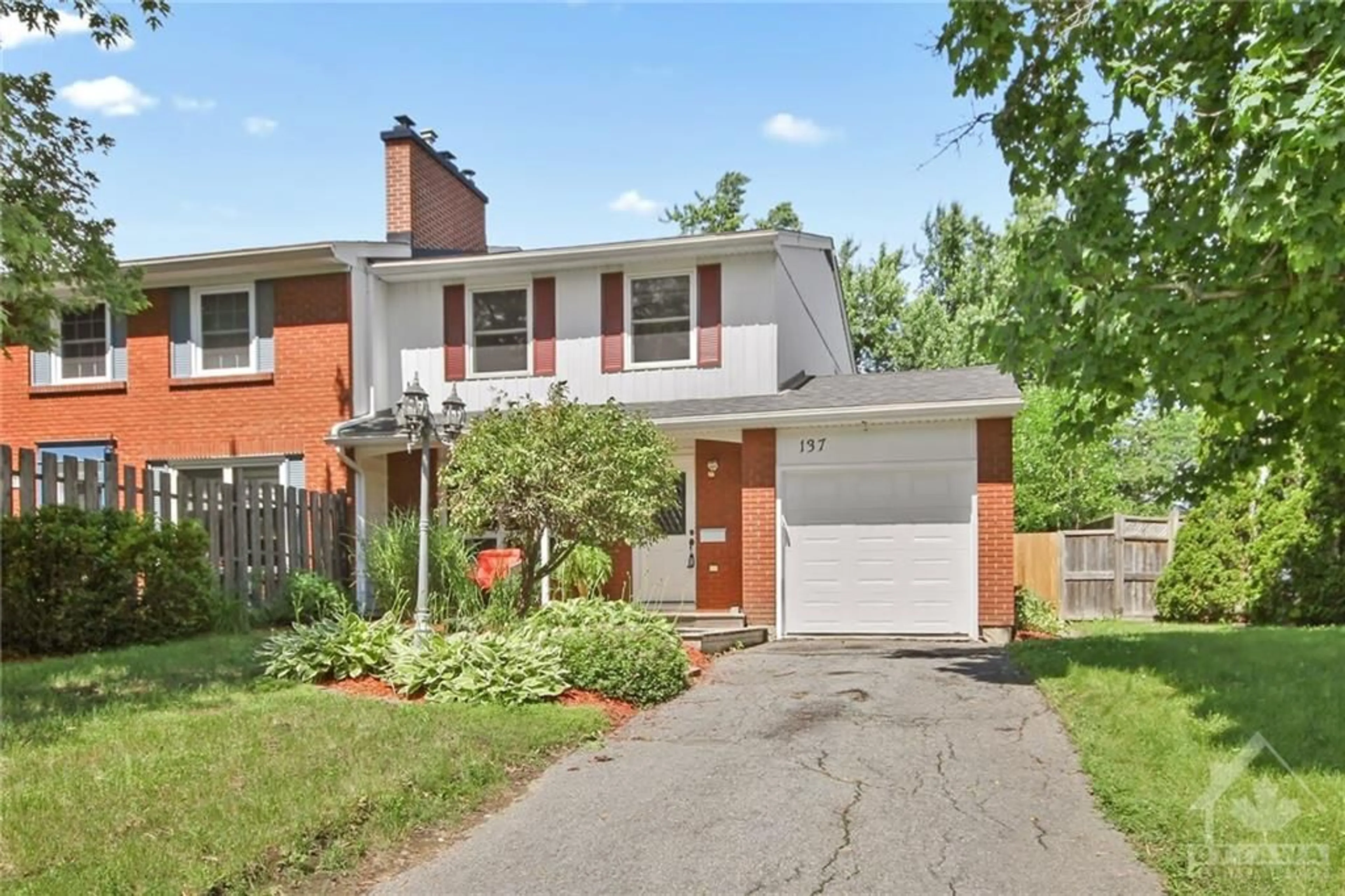 Frontside or backside of a home for 137 MCCLELLAN Rd, Ottawa Ontario K2H 5V7