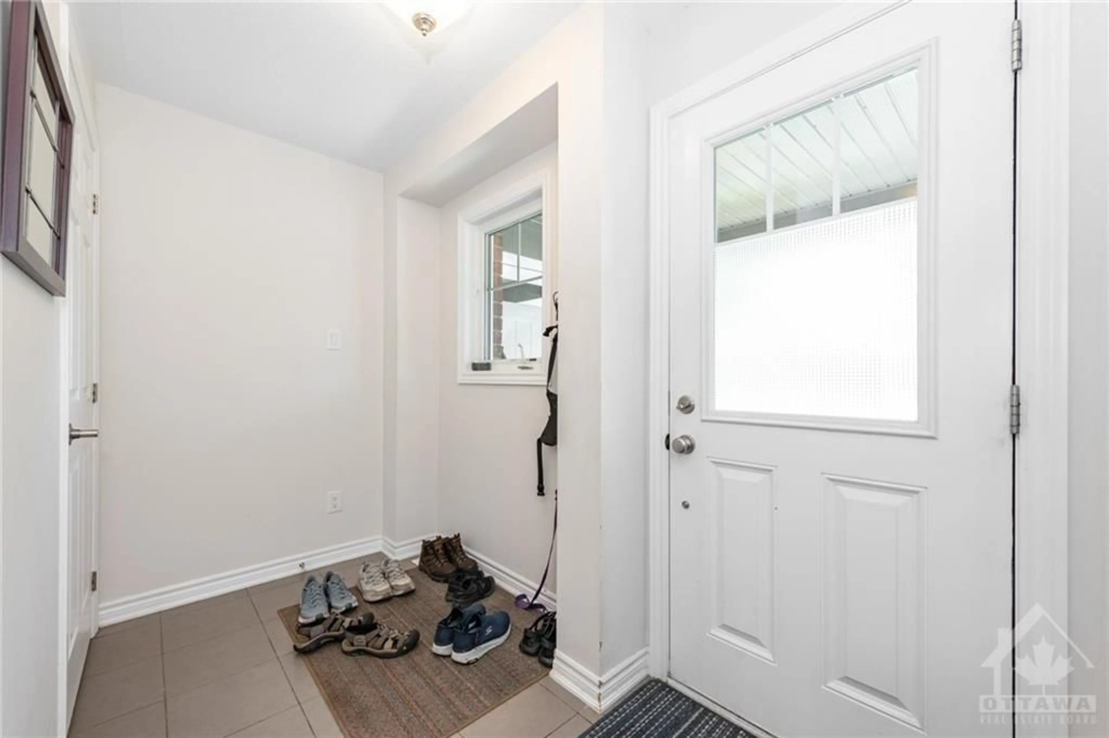 Indoor entryway, wood floors for 582 MEADOWCREEK Cir, Ottawa Ontario K2M 0J8