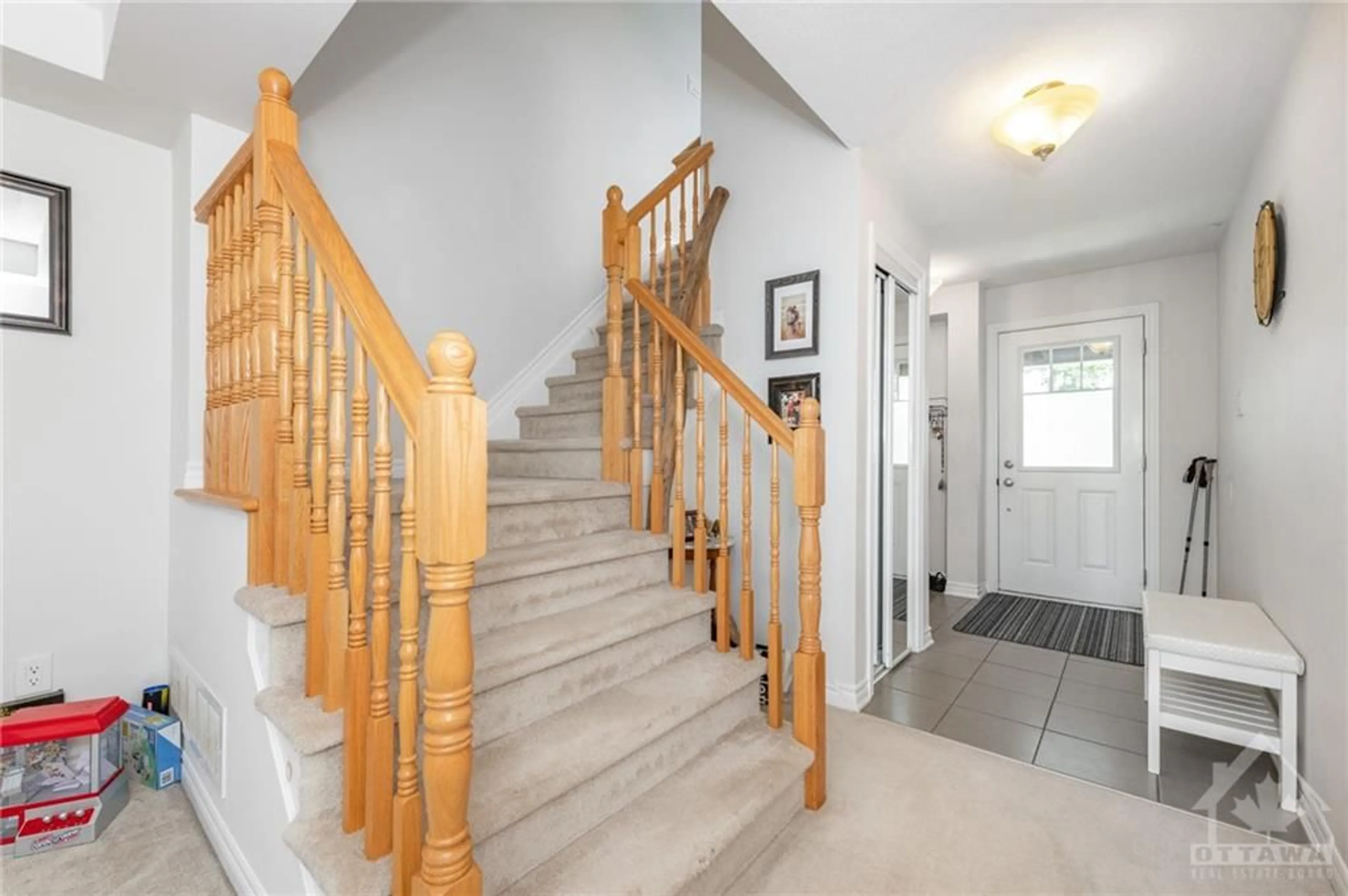 Stairs for 582 MEADOWCREEK Cir, Ottawa Ontario K2M 0J8