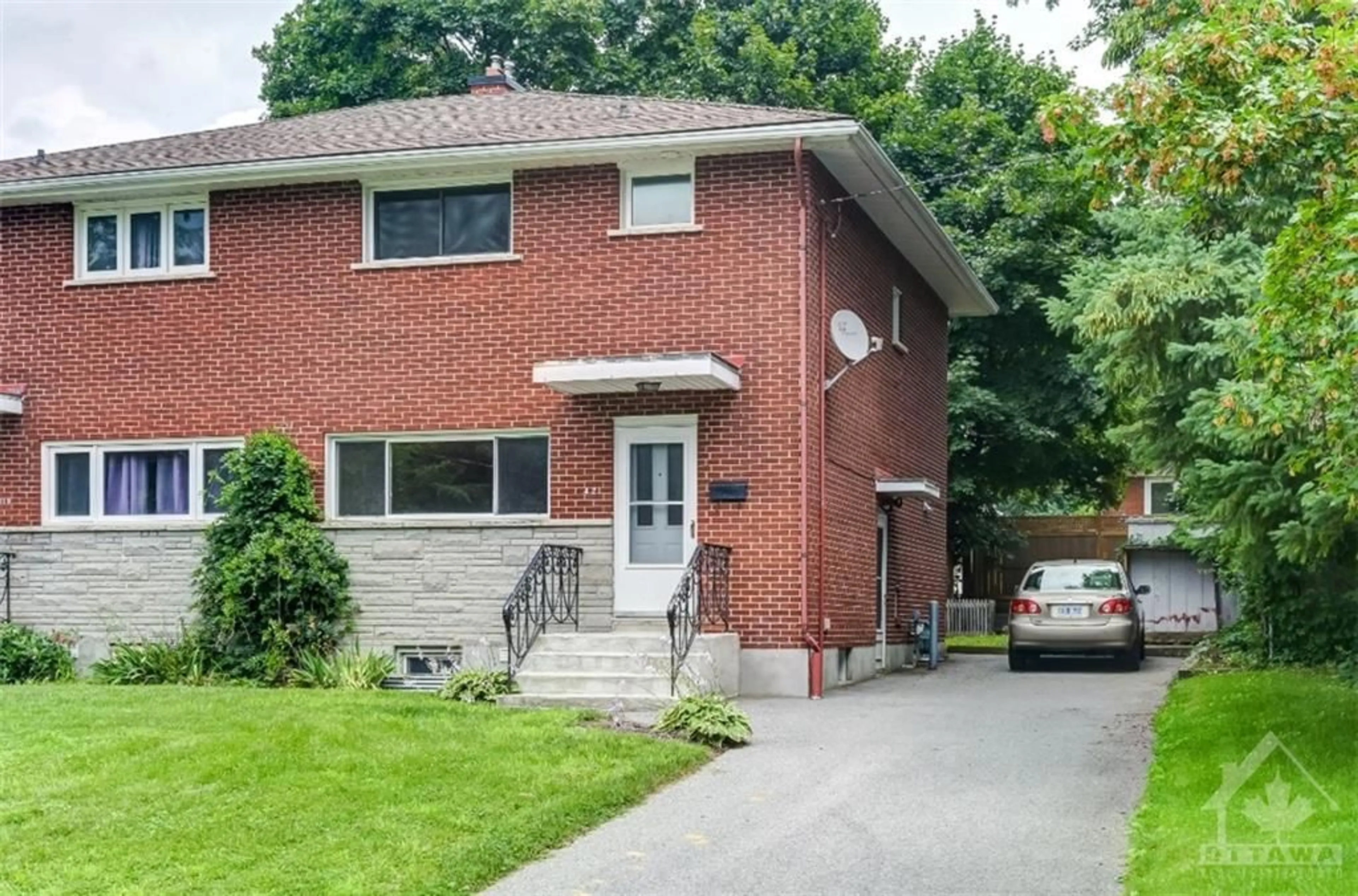 A pic from exterior of the house or condo for 421 HARTLEIGH Ave, Ottawa Ontario K2B 5J3