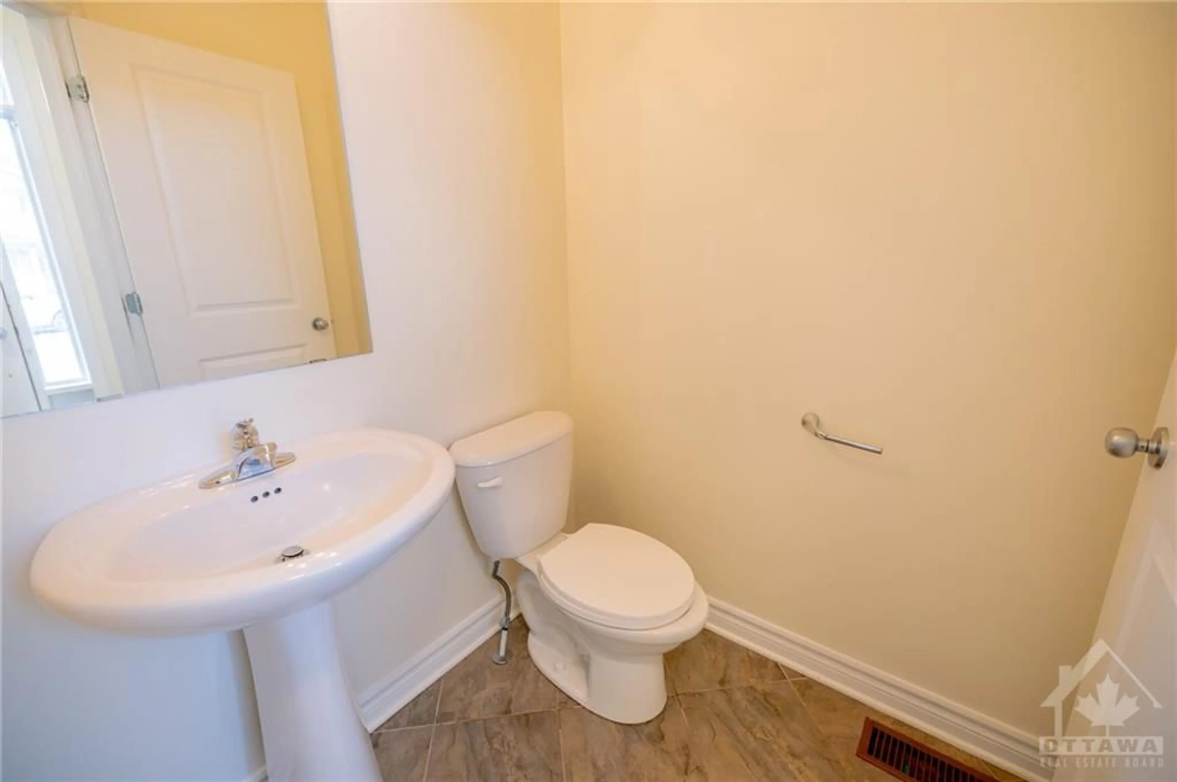 Standard bathroom for 134 WHISPERING WINDS Way, Orleans Ontario K1W 0B7