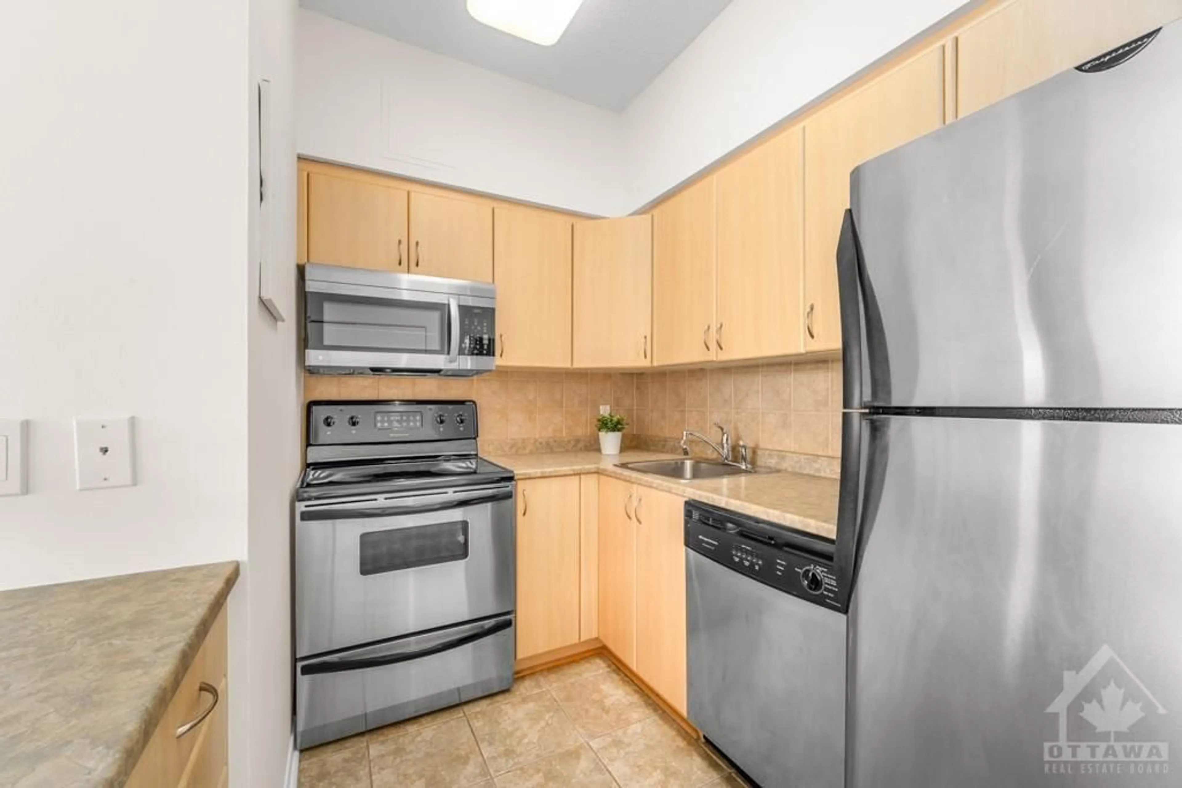 Standard kitchen for 225 ALVIN Rd #711, Ottawa Ontario K1K 4H6