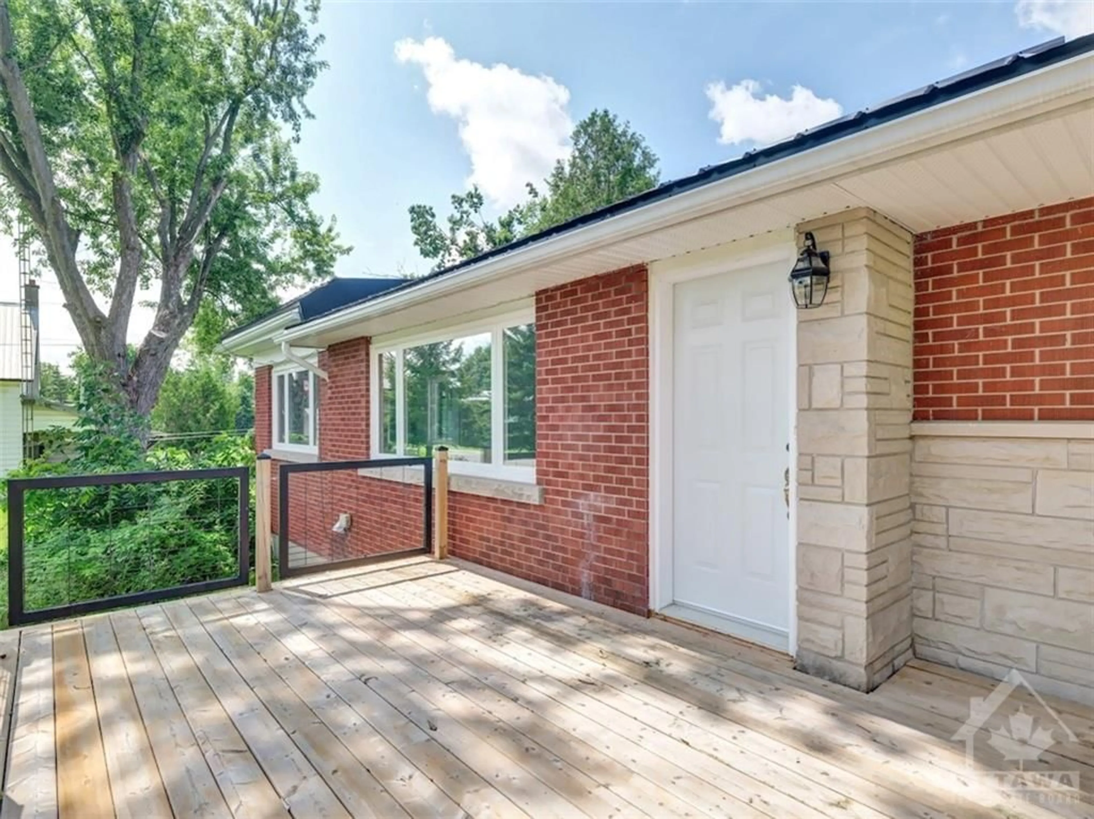 Home with brick exterior material for 8692 BANK St, Ottawa Ontario K0A 3J0