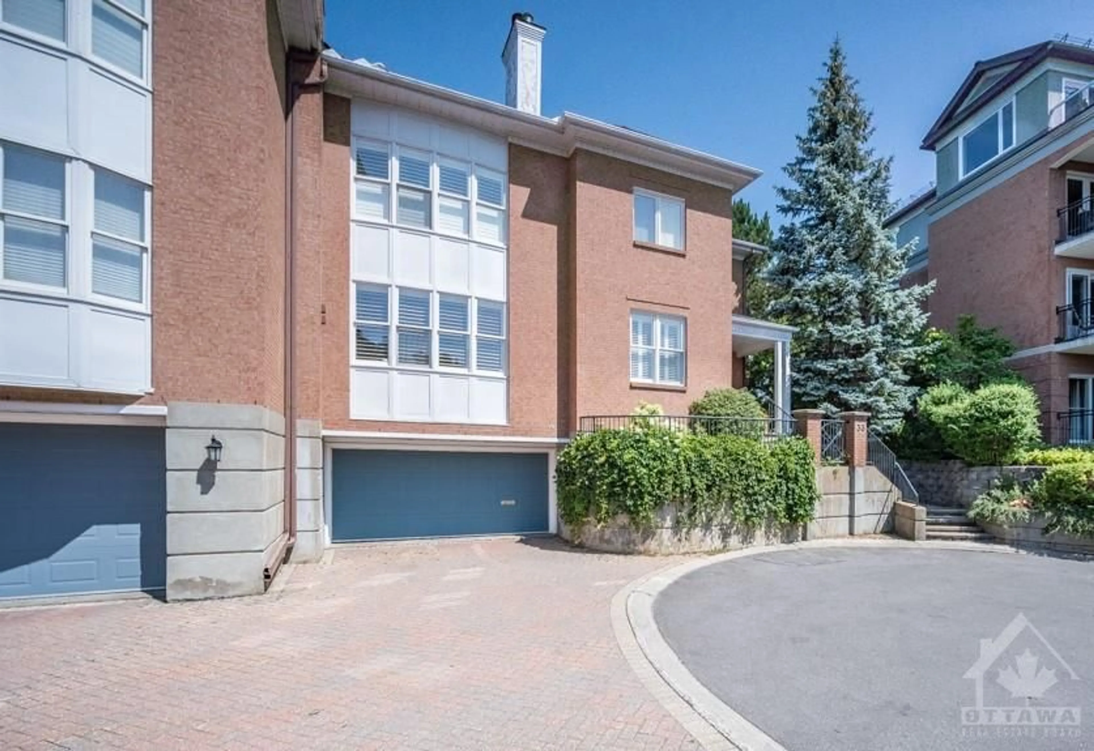 Outside view for 33 DURHAM Pvt, Ottawa Ontario K1M 2J1