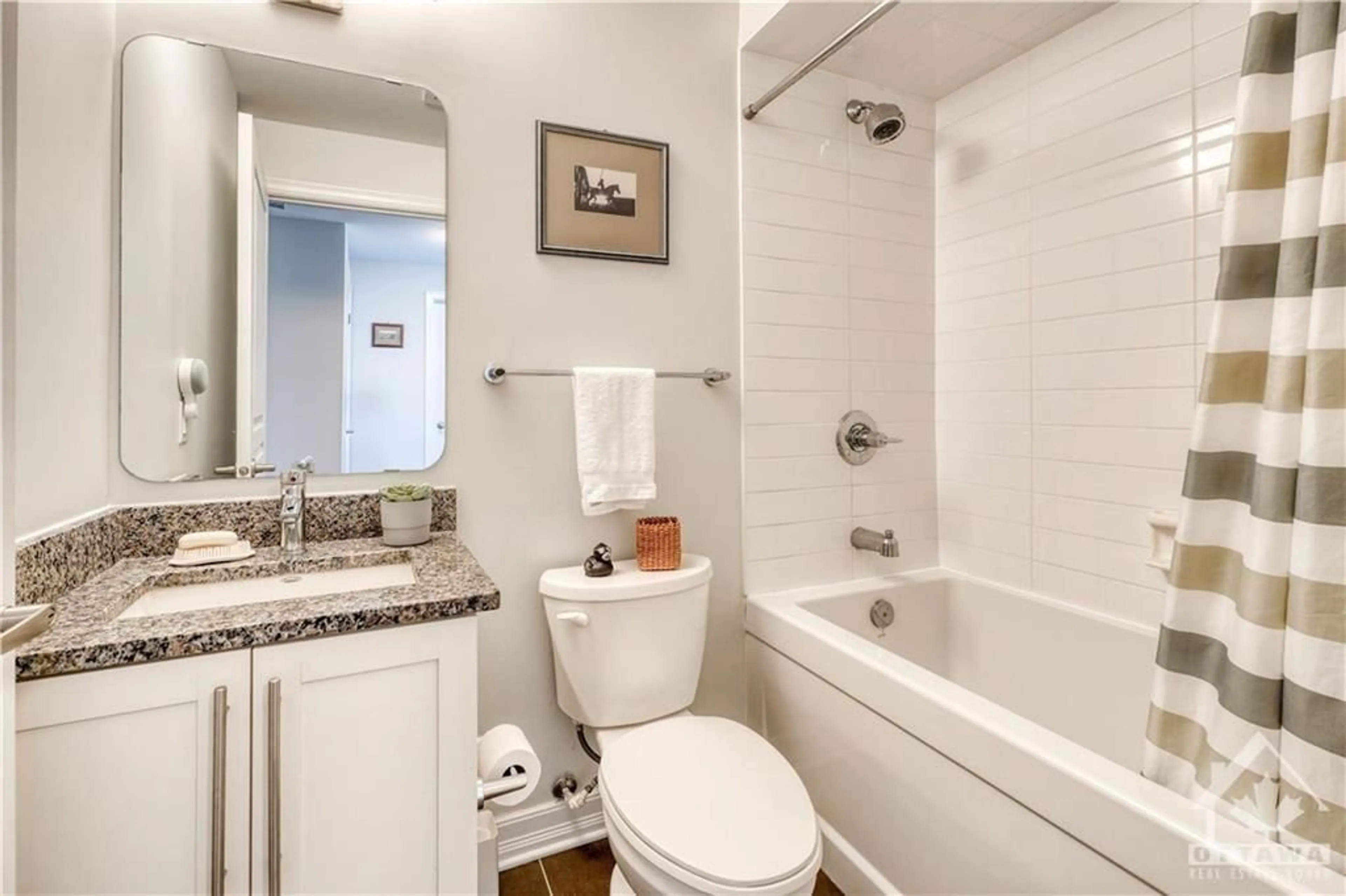 Standard bathroom for 238 BESSERER STREET St #915, Ottawa Ontario K1N 6B1