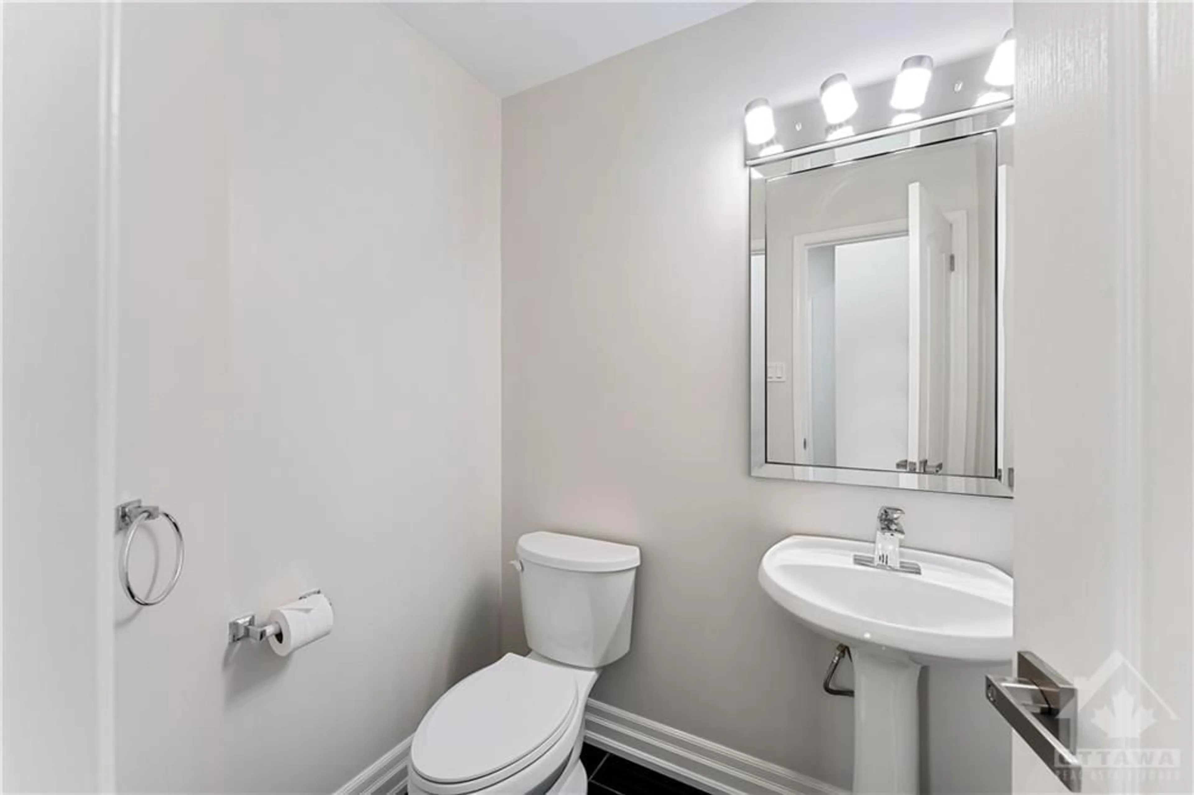Standard bathroom for 10 ROSSAN St, Ottawa Ontario K2G 6R6