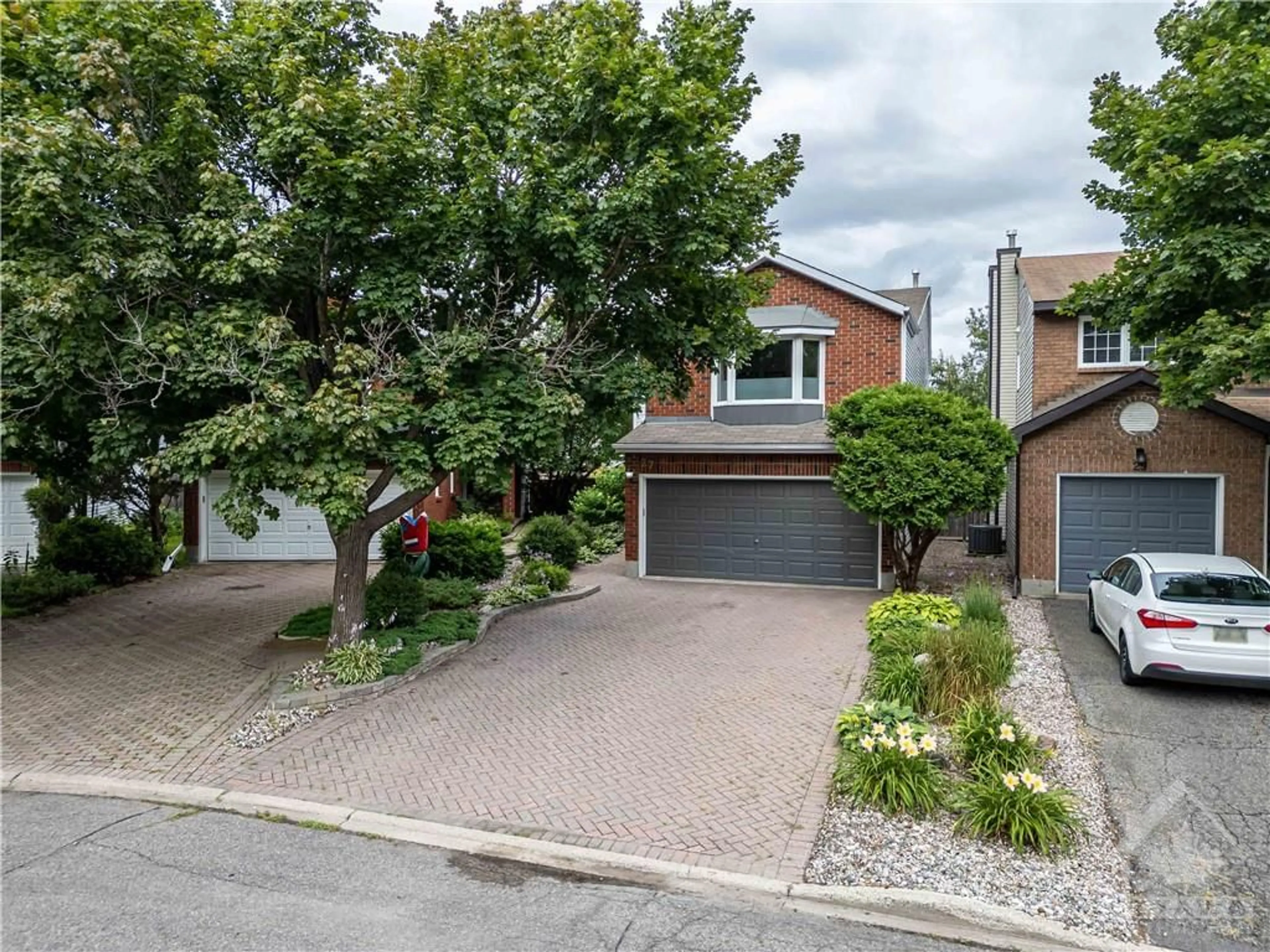 Street view for 27 SADDLE Cres, Ottawa Ontario K1G 5L4