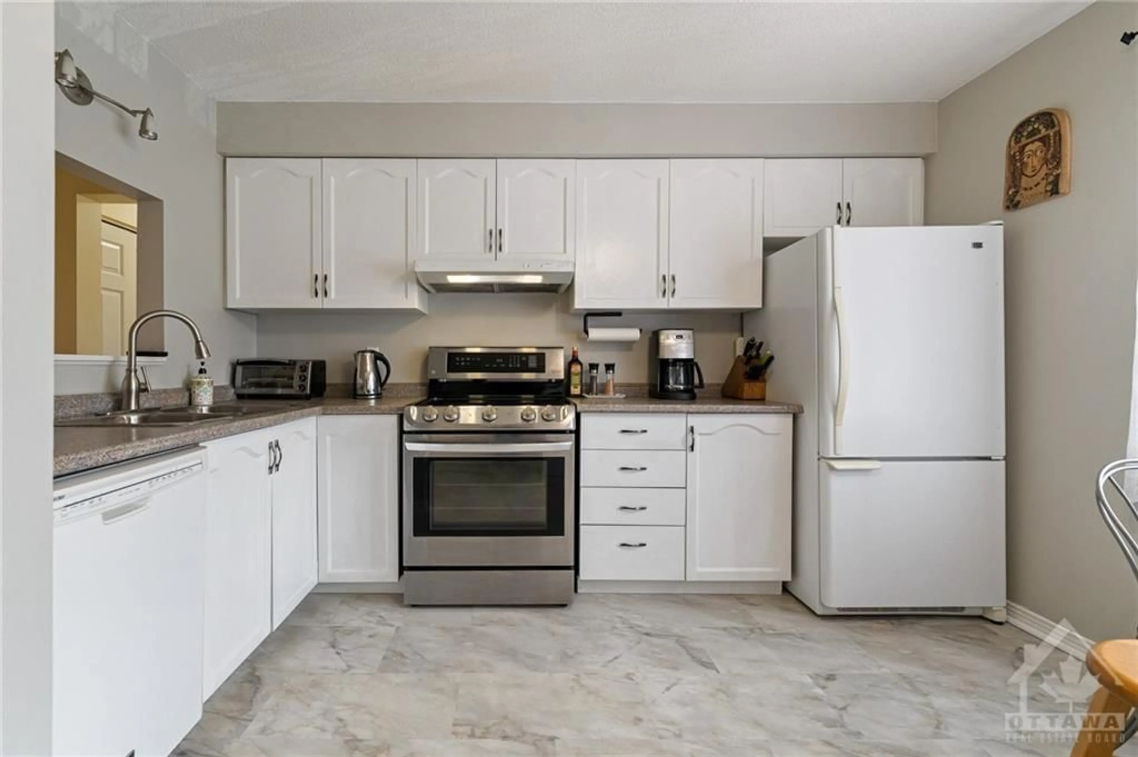 Standard kitchen for 160 EDWARDS St #4D, Rockland Ontario K4K 1H9