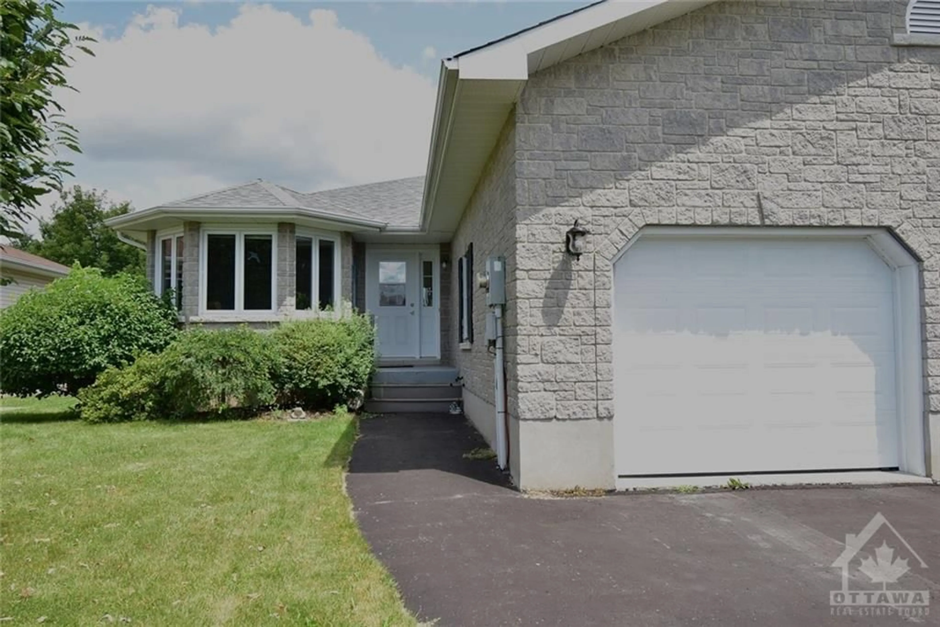 Frontside or backside of a home for 5528 MEADOWBROOK Dr, Iroquois Ontario K0E 1K0