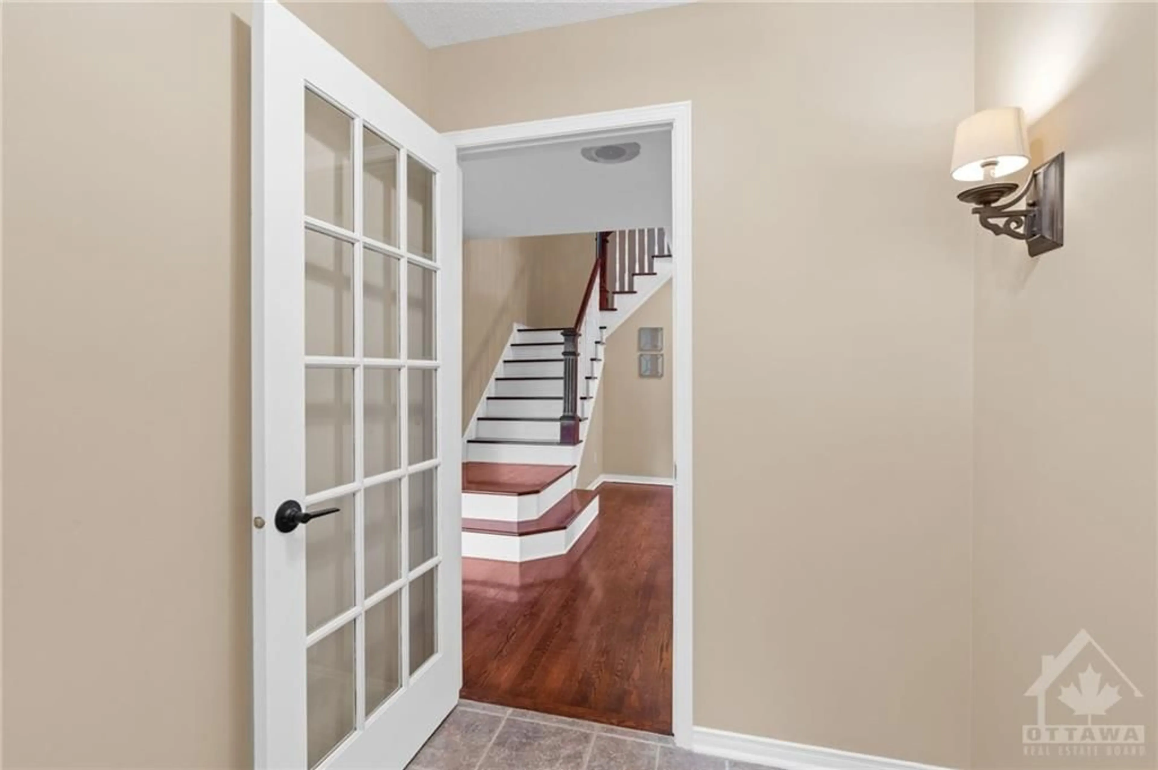 Indoor entryway for 3354 DESCOTES Cir, Rockland Ontario K4K 1S2