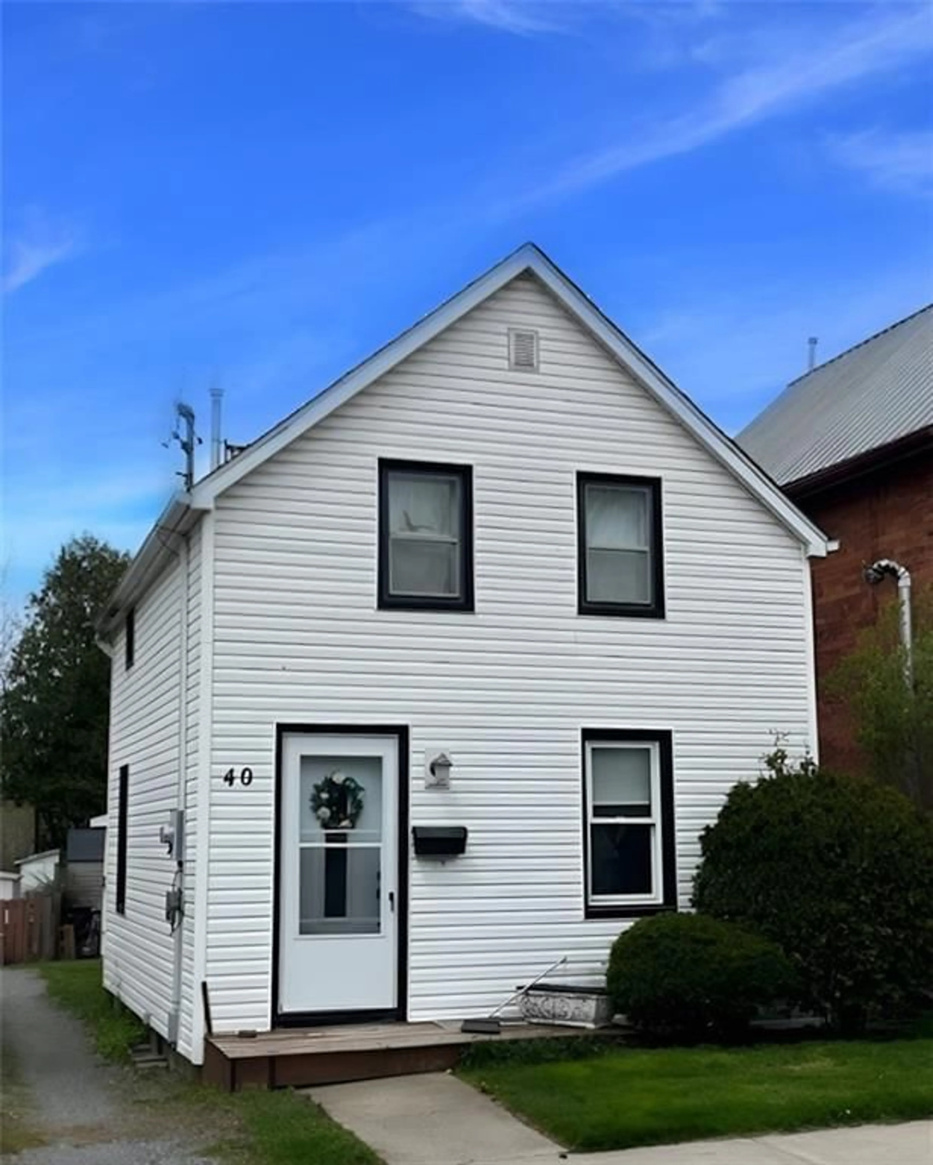 Frontside or backside of a home for 40 CHARLES St, Brockville Ontario K6V 1T2