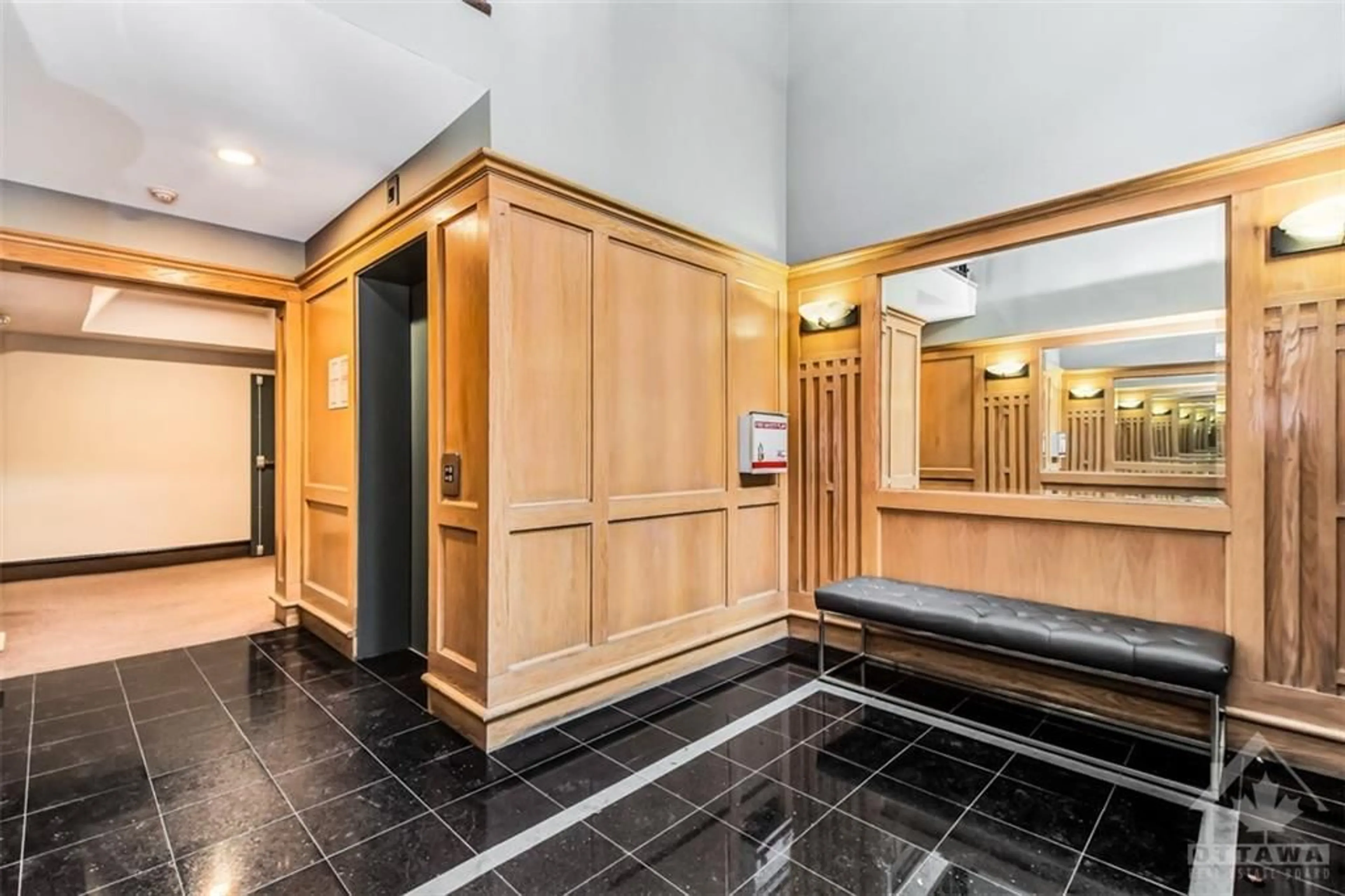 Indoor foyer for 499 SUNNYSIDE Ave #105, Ottawa Ontario K1S 0S8