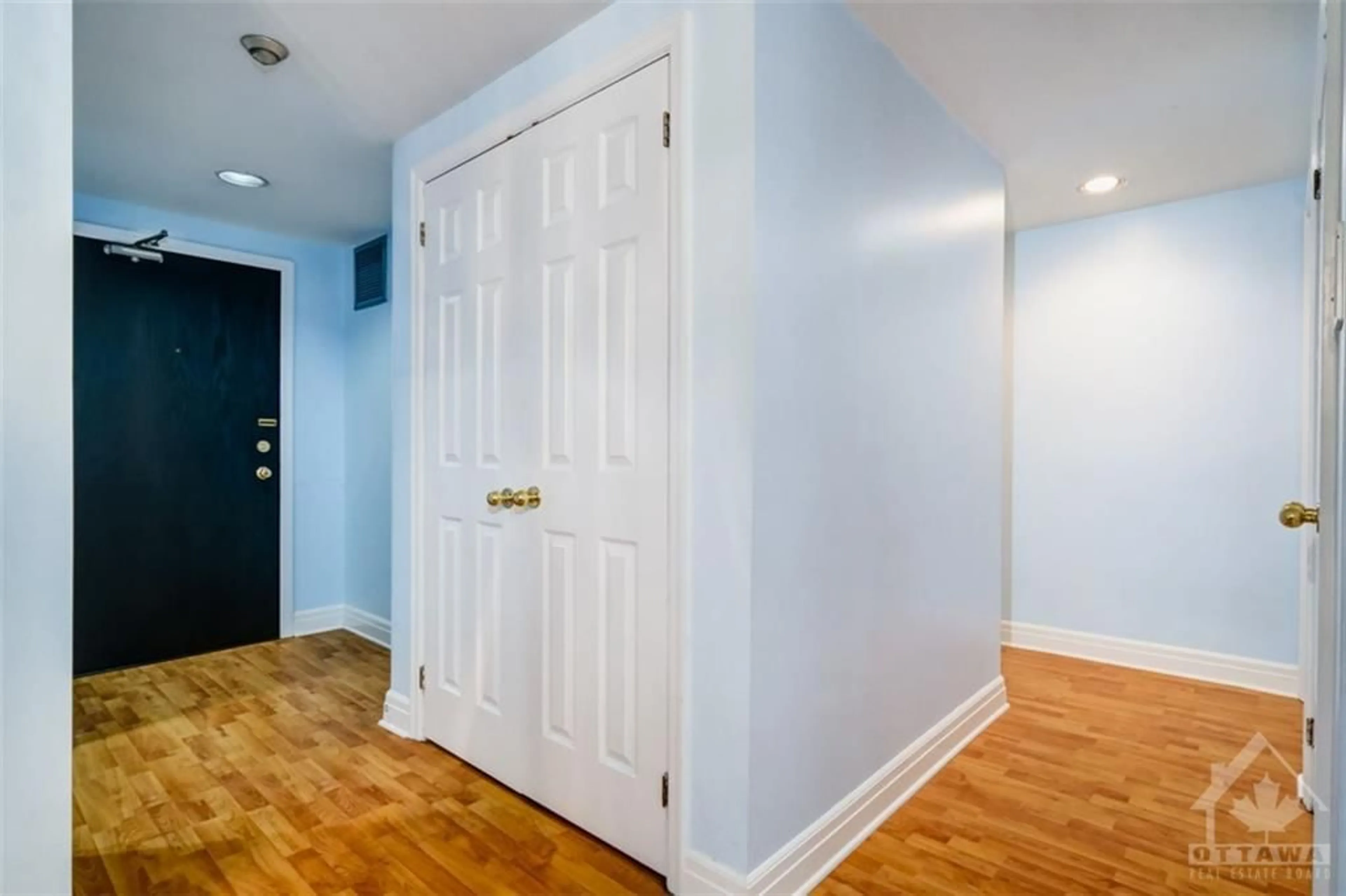 Indoor entryway, wood floors for 499 SUNNYSIDE Ave #105, Ottawa Ontario K1S 0S8