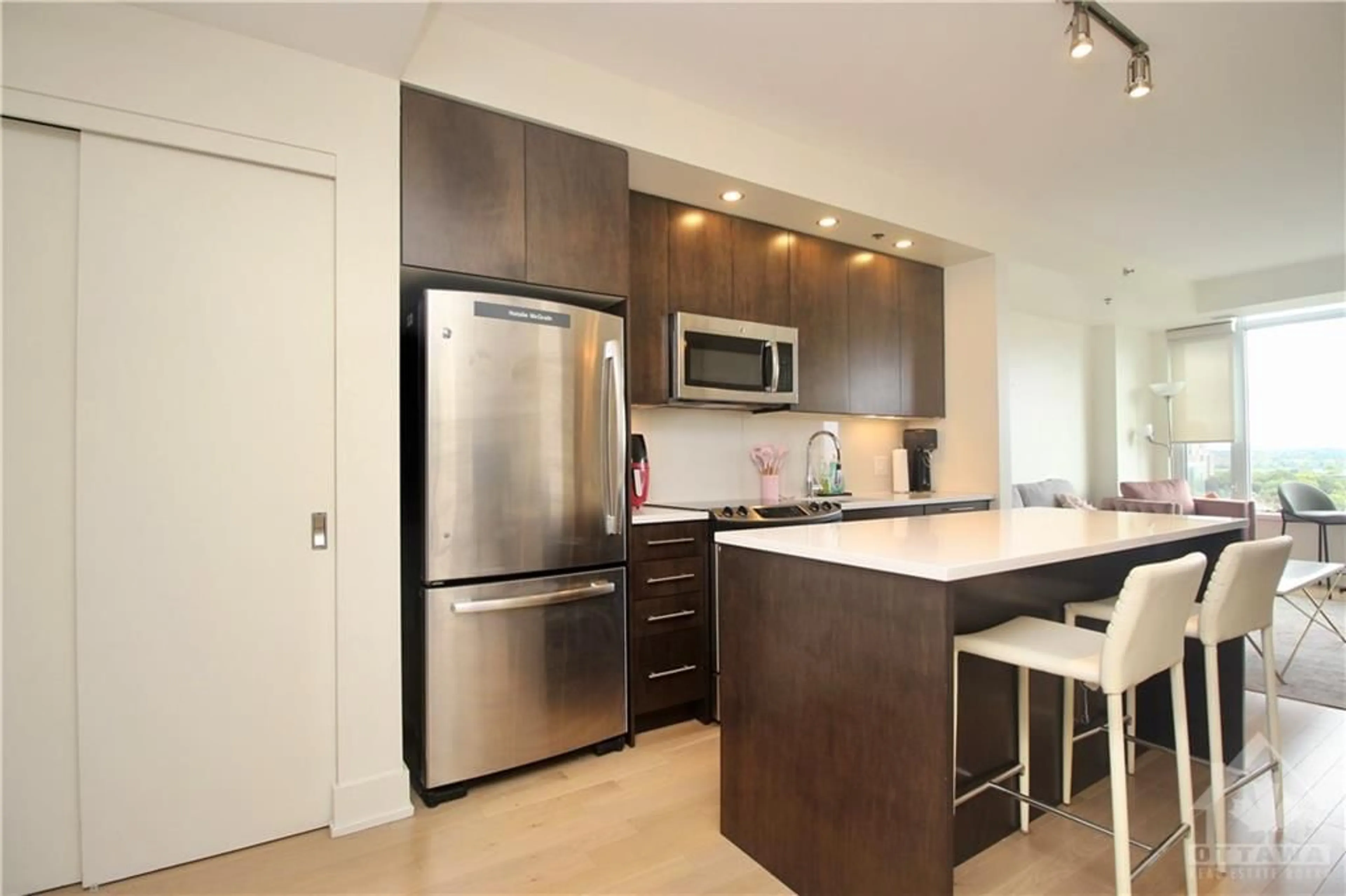 Standard kitchen, wood floors for 108 RICHMOND Rd #808, Ottawa Ontario K1Z 0B3