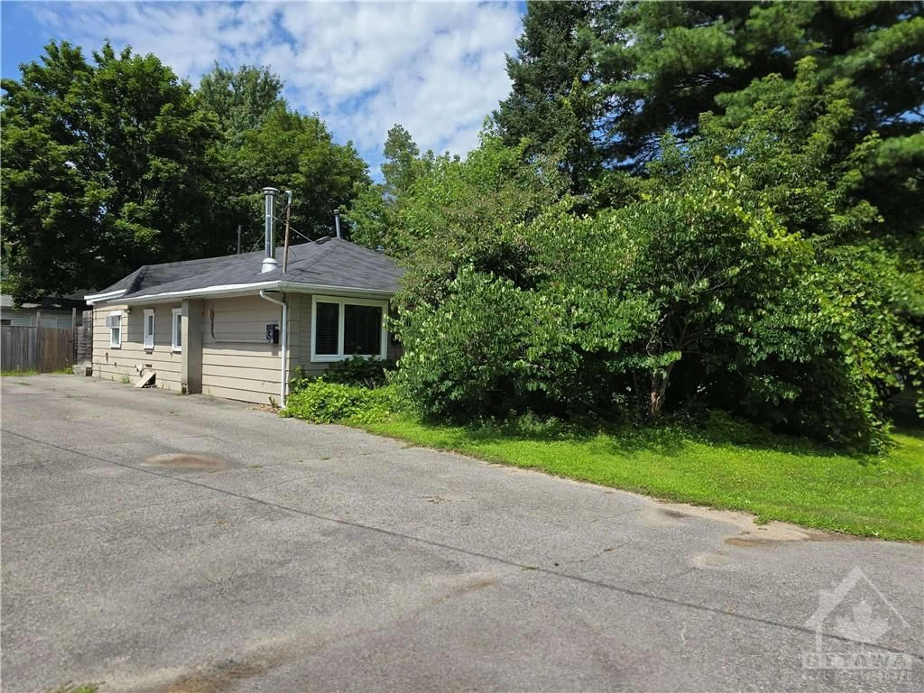 Cottage for 74 BOYCE Ave, Ottawa Ontario K2B 6J2