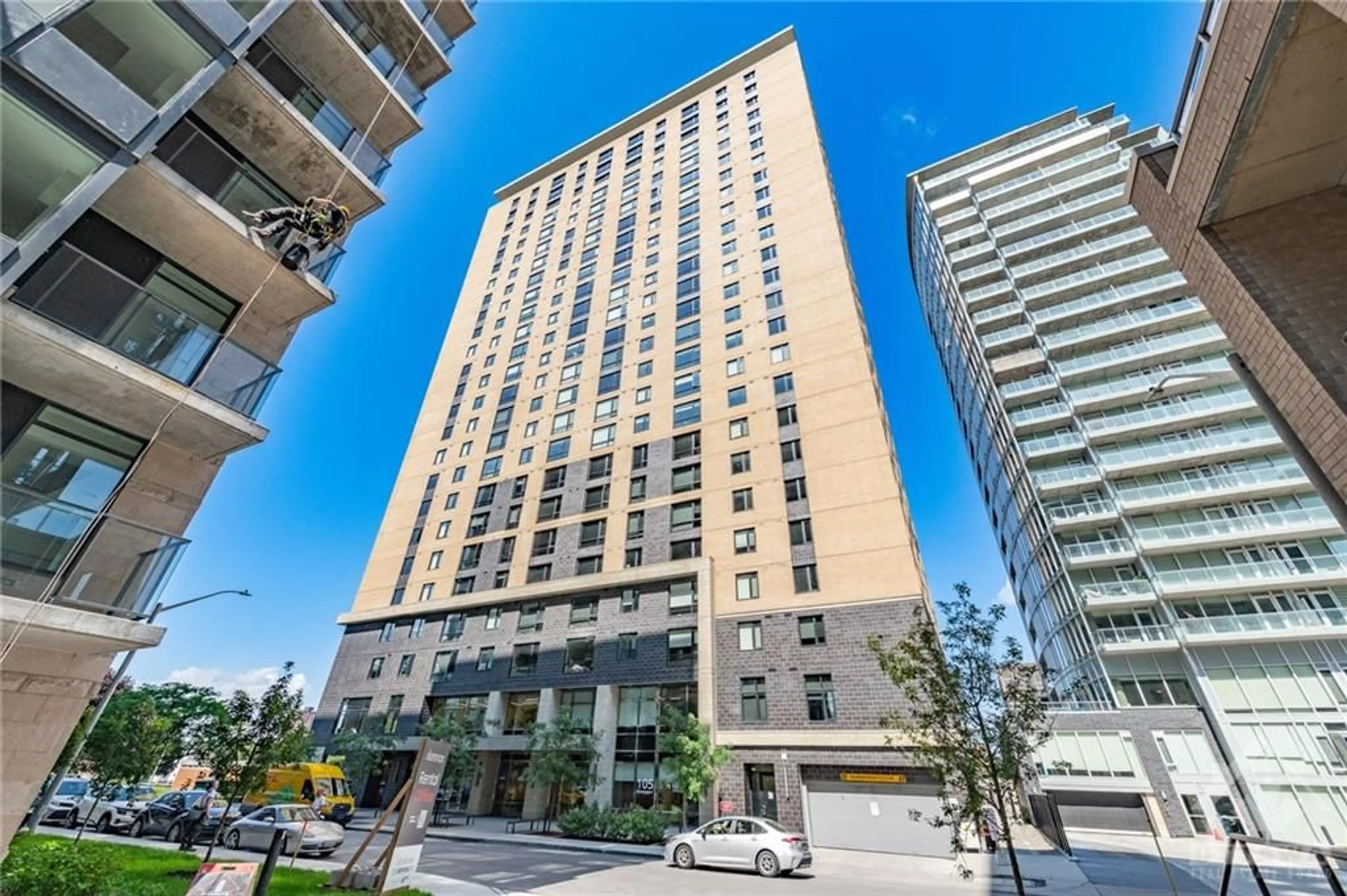 A pic from exterior of the house or condo for 105 CHAMPAGNE Ave #606, Ottawa Ontario K1S 4P3