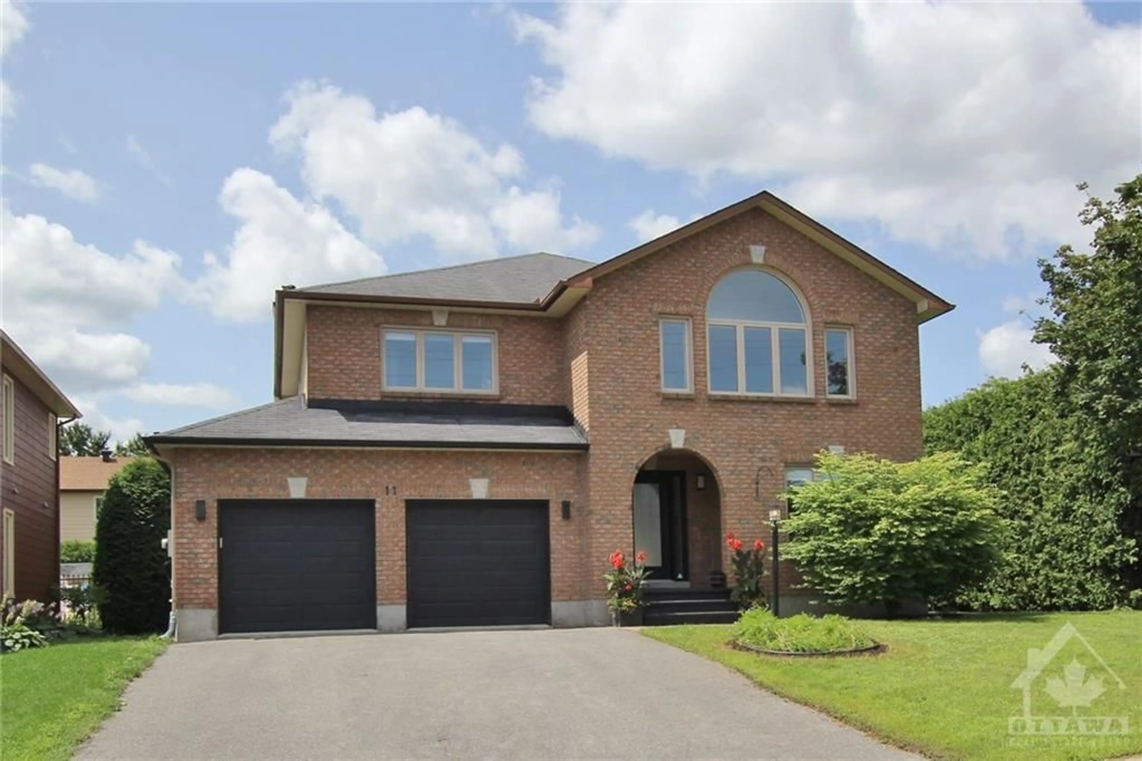 Frontside or backside of a home for 11 SUNRAY Cres, Stittsville Ontario K2S 1J3