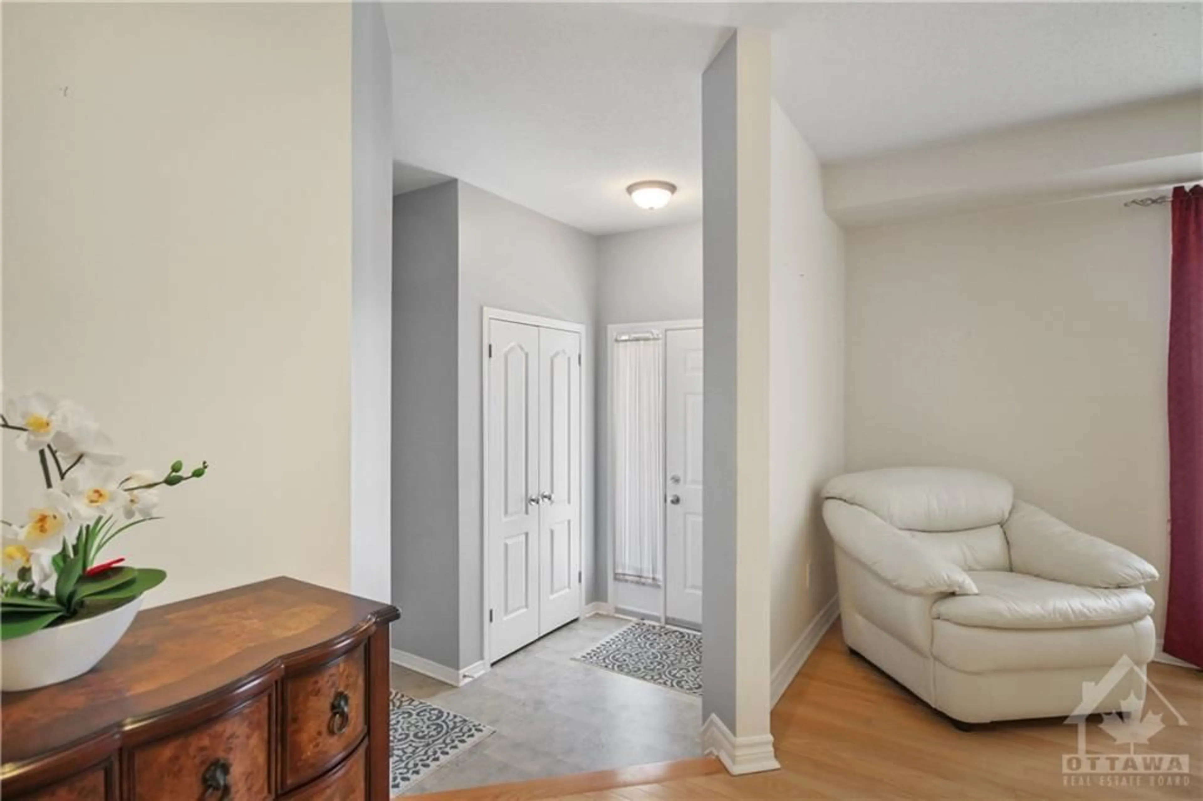 Indoor entryway, wood floors for 618 BEATRICE Dr, Ottawa Ontario K2J 5N9