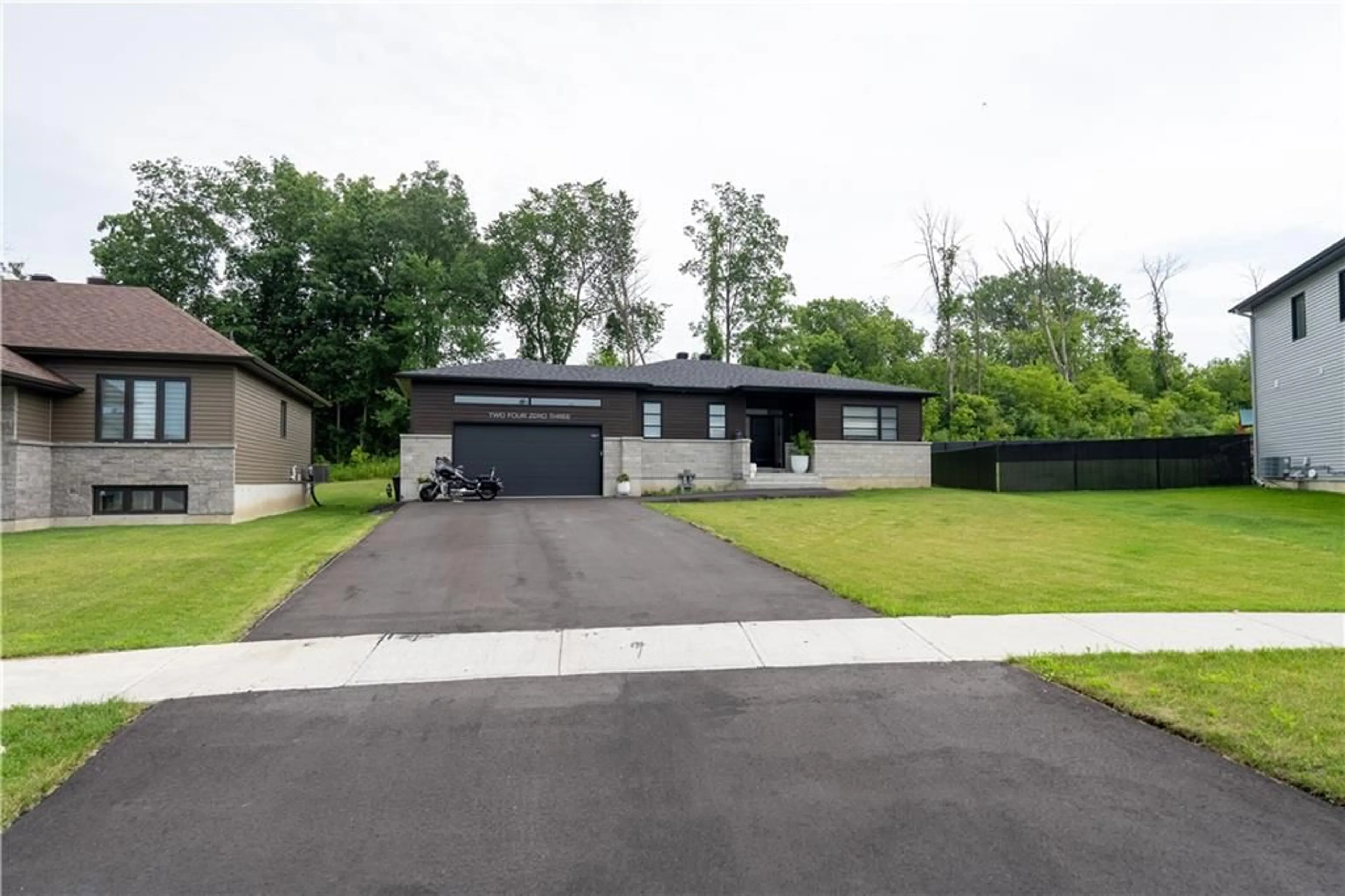 Frontside or backside of a home for 2403 WATSON Cres, Cornwall Ontario K6H 7N2