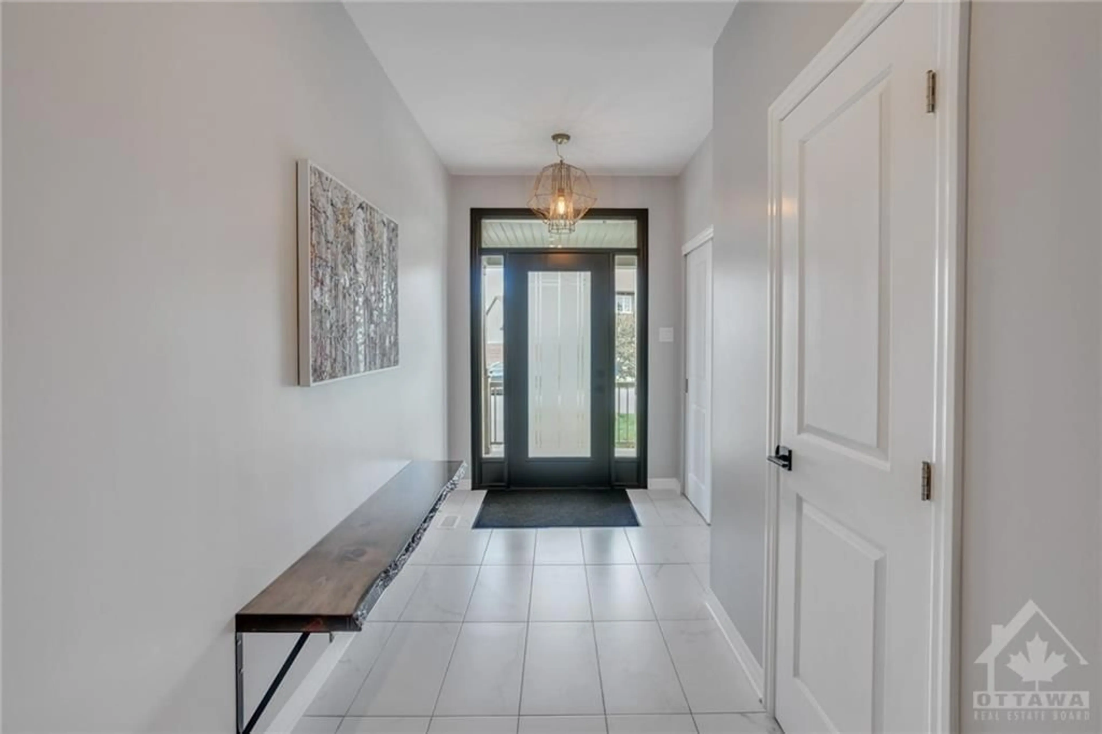 Indoor entryway for 409 HARESFIELD Crt, Ottawa Ontario K4M 0B6