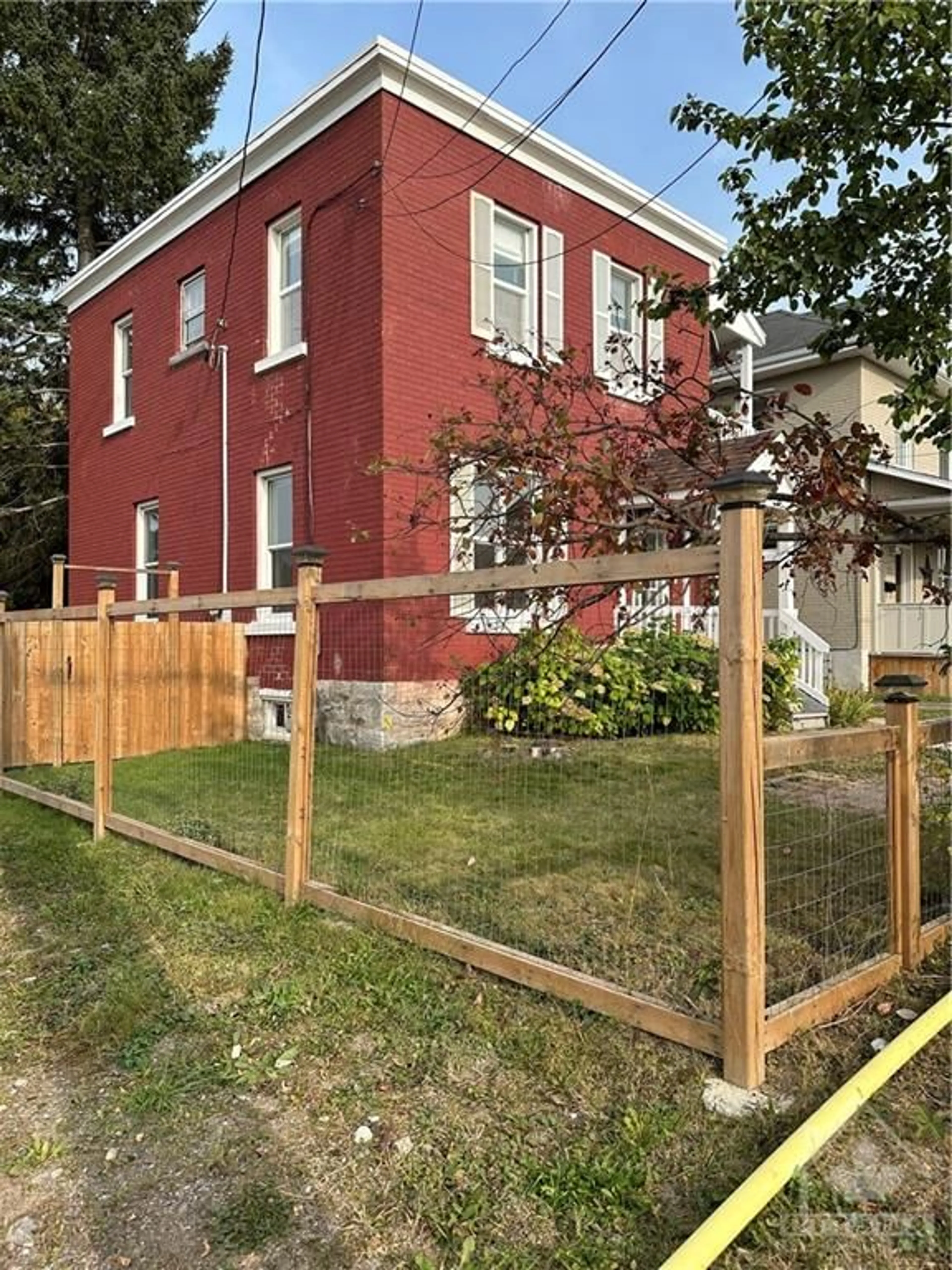 Fenced yard for 77 ARGYLE St, Renfrew Ontario K7V 1S7