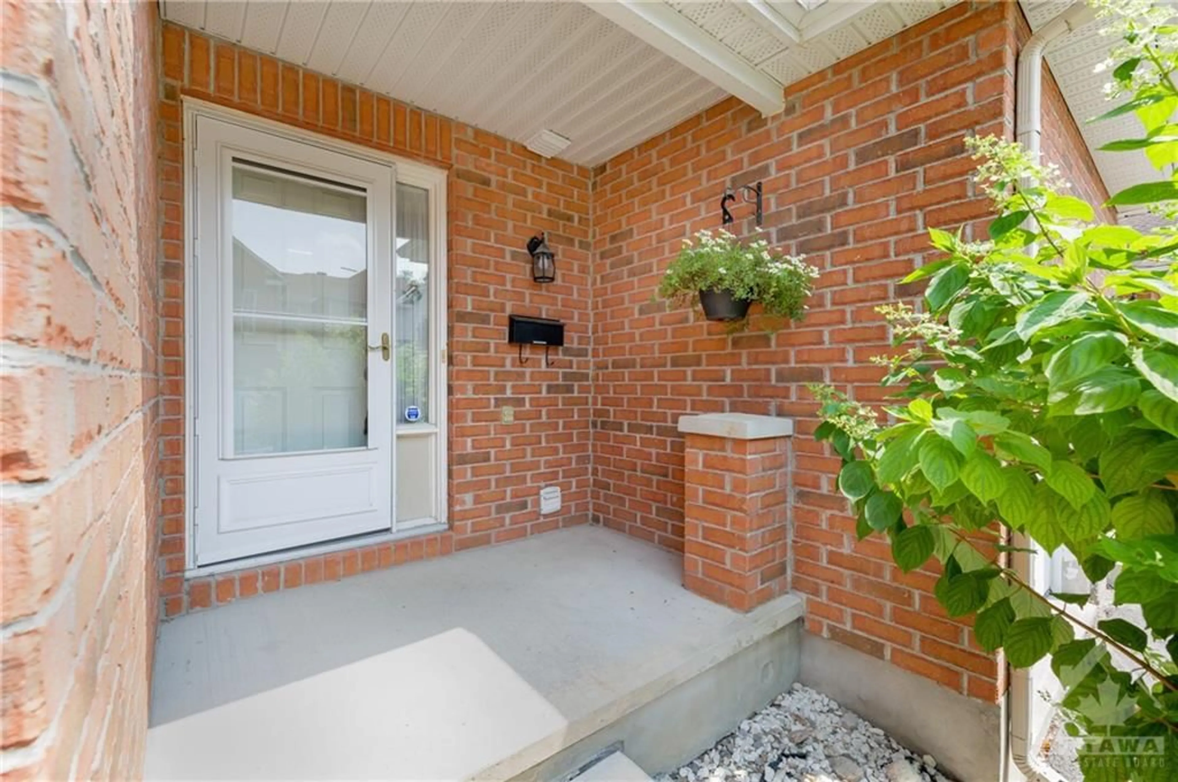 Indoor entryway for 61 ROSEANNE Lane, Ottawa Ontario K1B 1C3