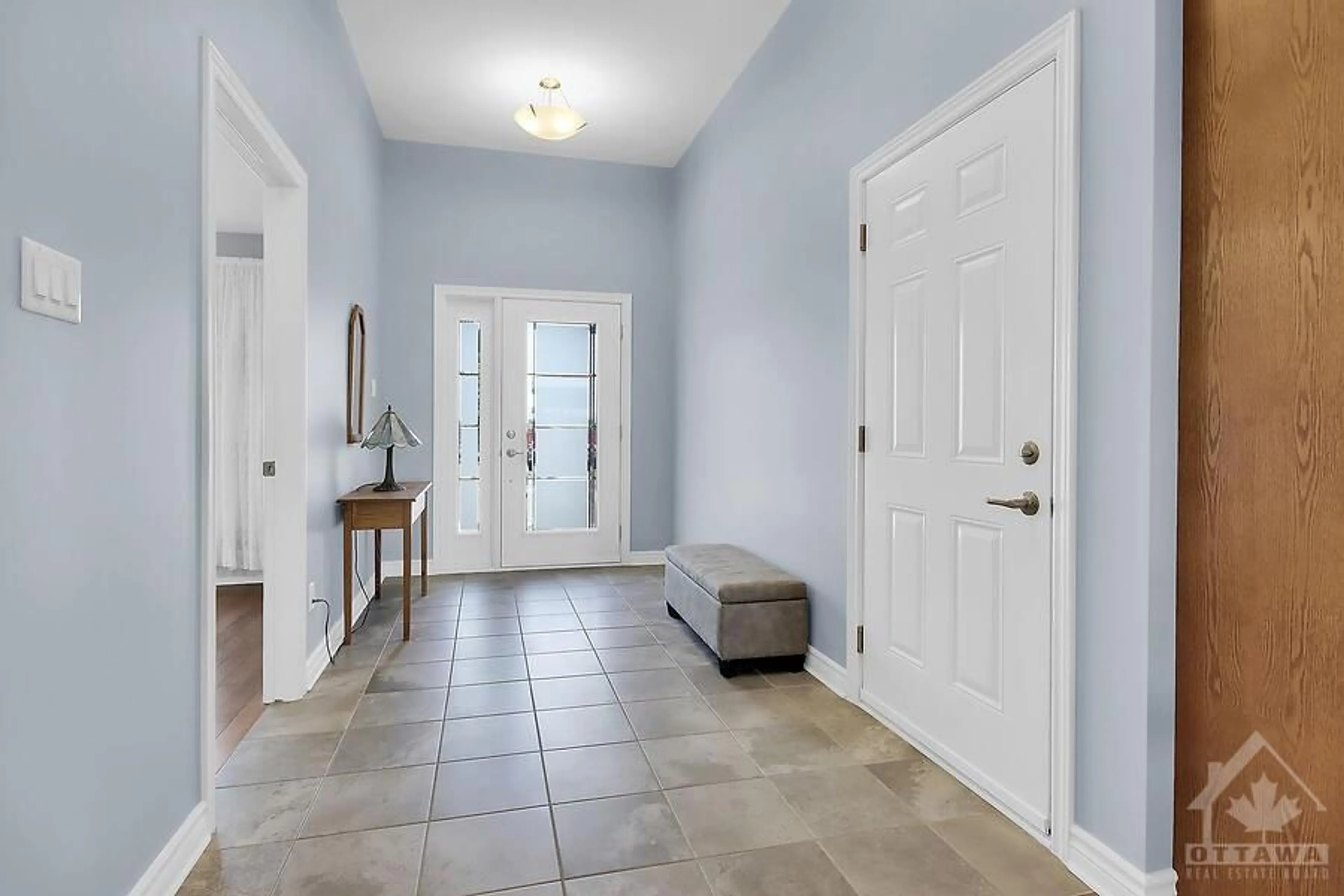 Indoor entryway for 311 HONEYBORNE St, Almonte Ontario K0A 1A0