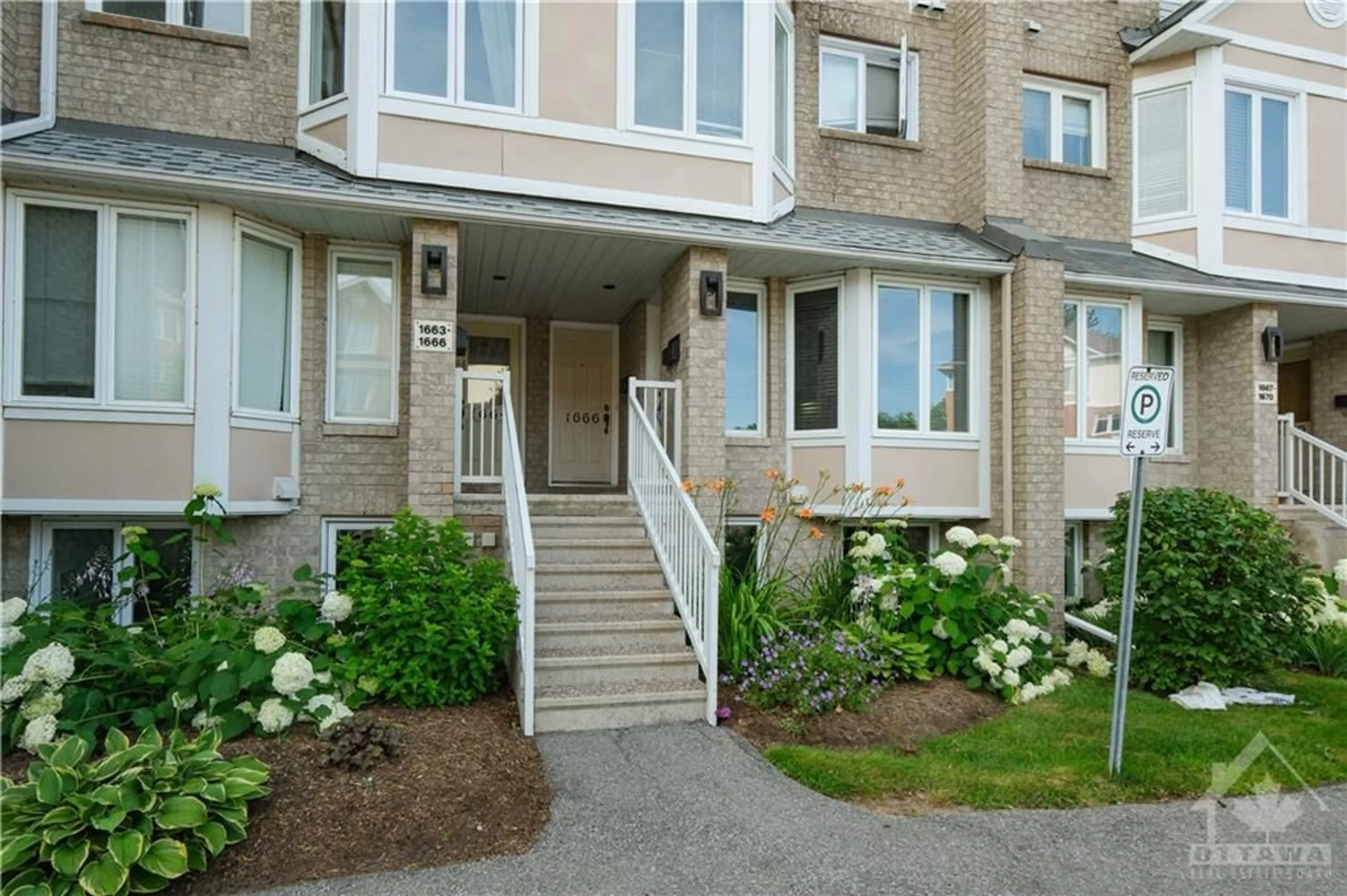 A pic from exterior of the house or condo for 1665 LOCKSLEY Lane, Ottawa Ontario K1J 1B6