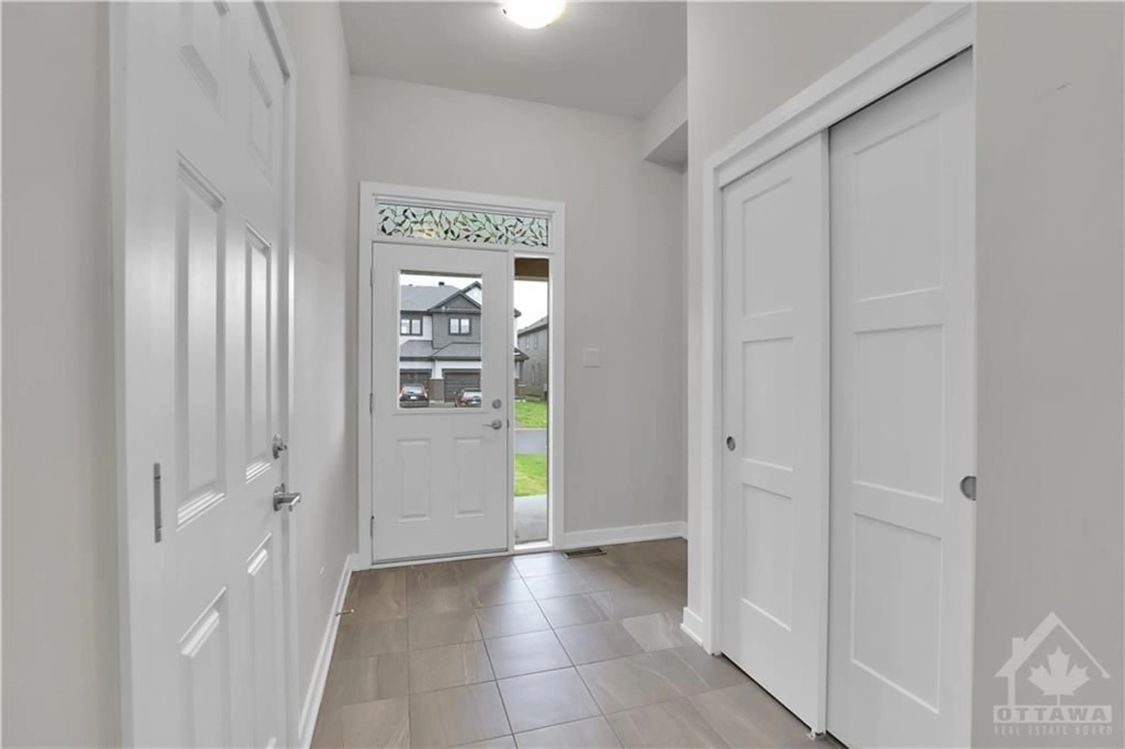 Indoor entryway for 316 GRACKLE St, Ottawa Ontario K1X 0G7