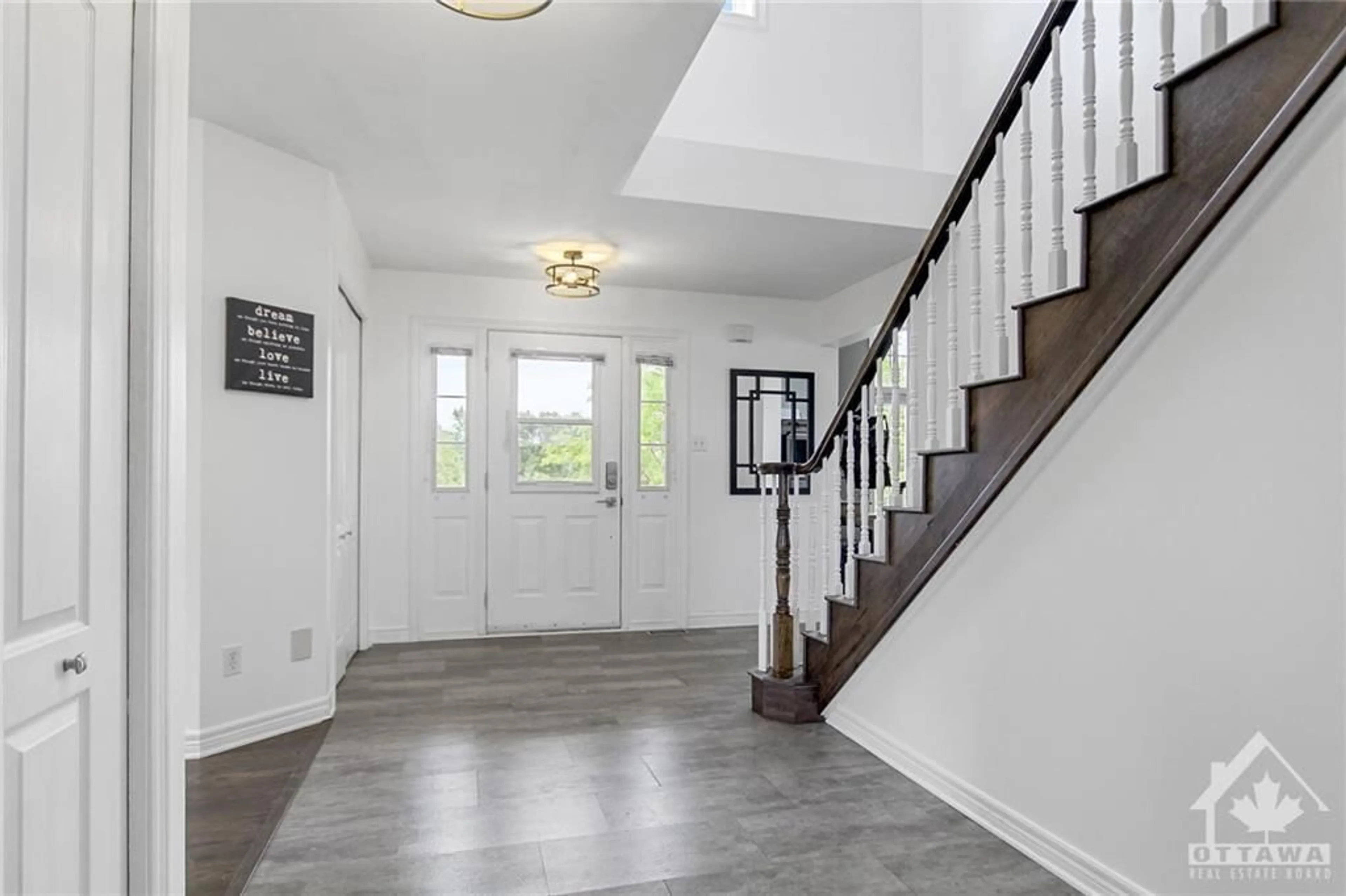 Indoor entryway for 2104 TRAILWOOD Dr, North Gower Ontario K0A 2T0