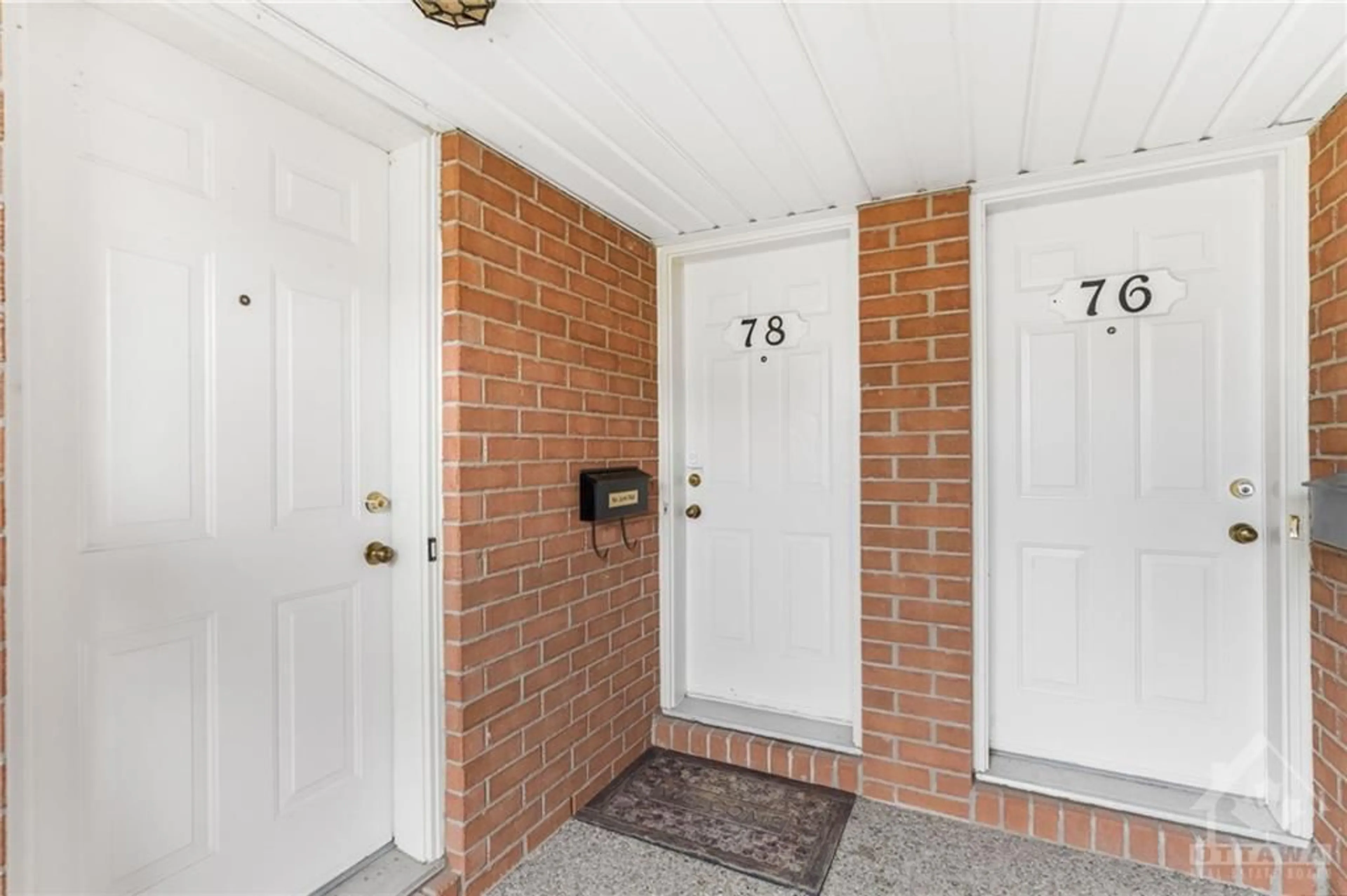 Indoor entryway for 78 LAKEPOINTE Dr, Orleans Ontario K4A 5E5