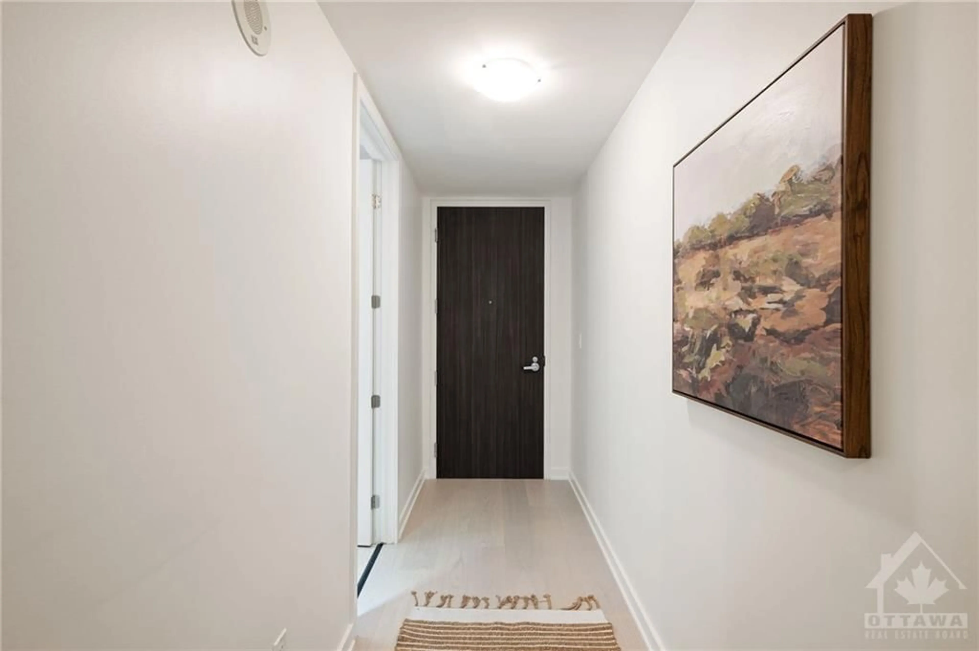 Indoor entryway for 111 CHAMPAGNE Ave #1003, Ottawa Ontario K1S 5V5