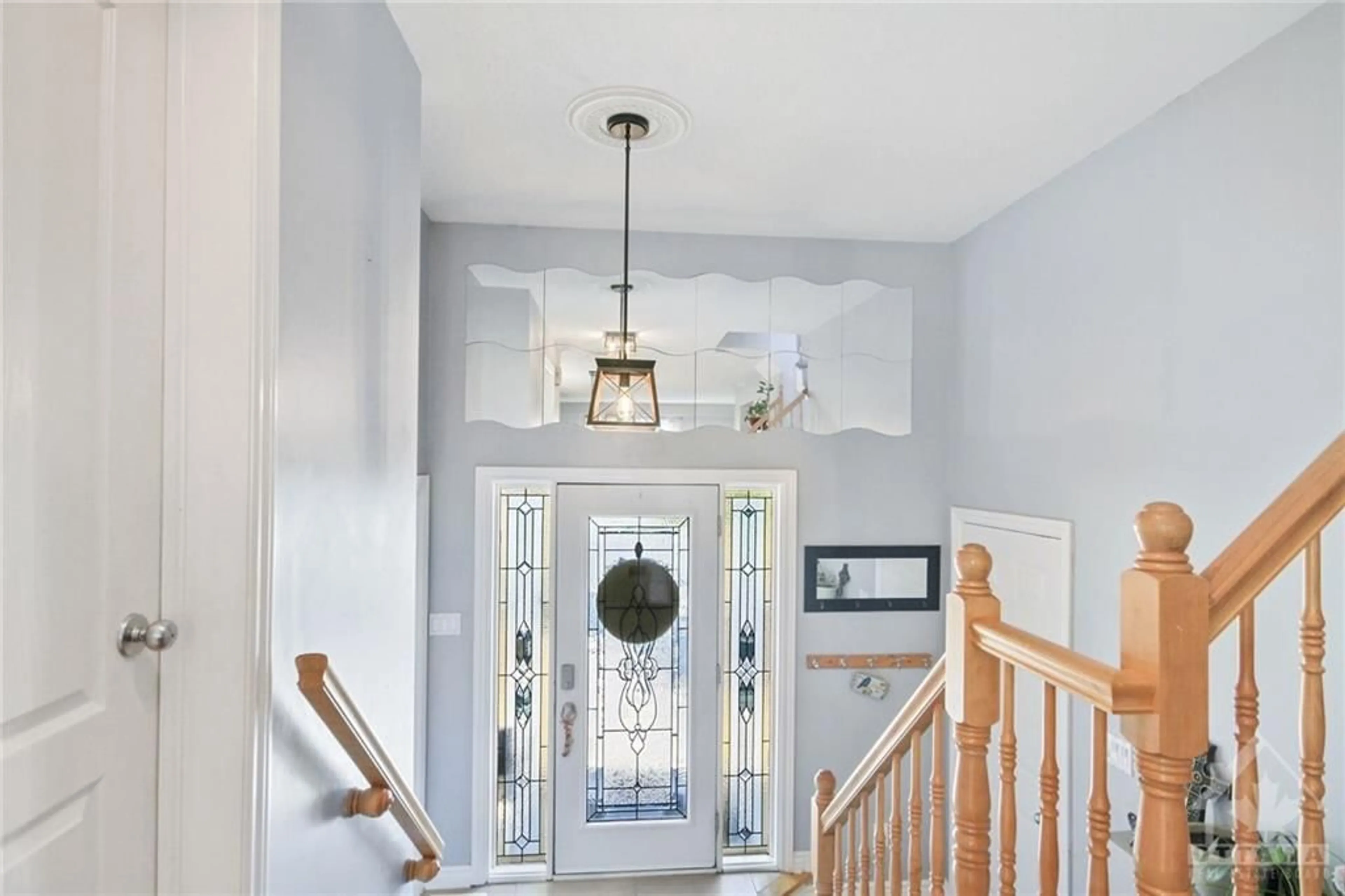 Indoor entryway, wood floors for 51 CRESTHAVEN Dr, Ottawa Ontario K2G 6T8