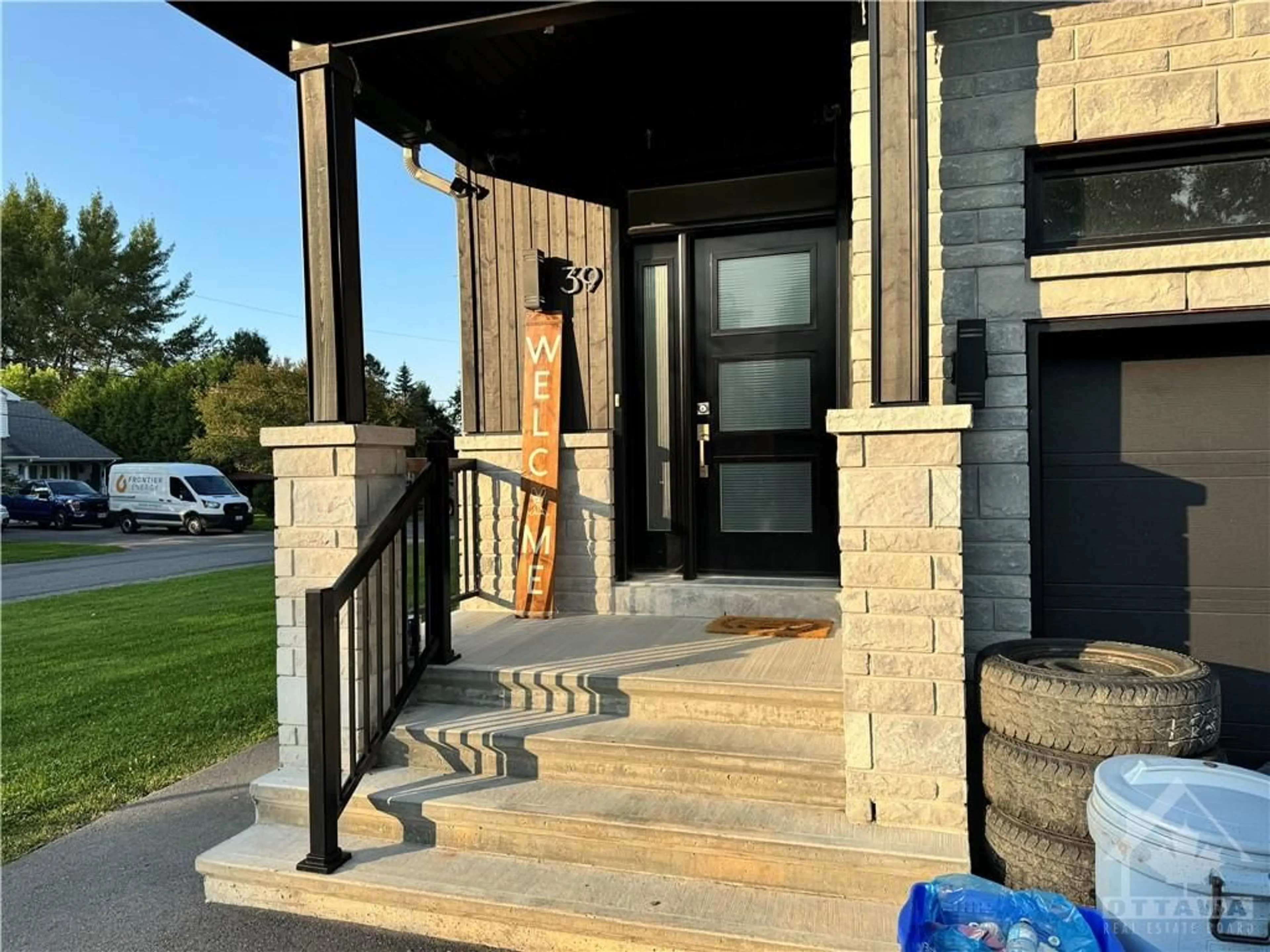 Indoor entryway for 39 BANK St, Russell Ontario K4R 1A9