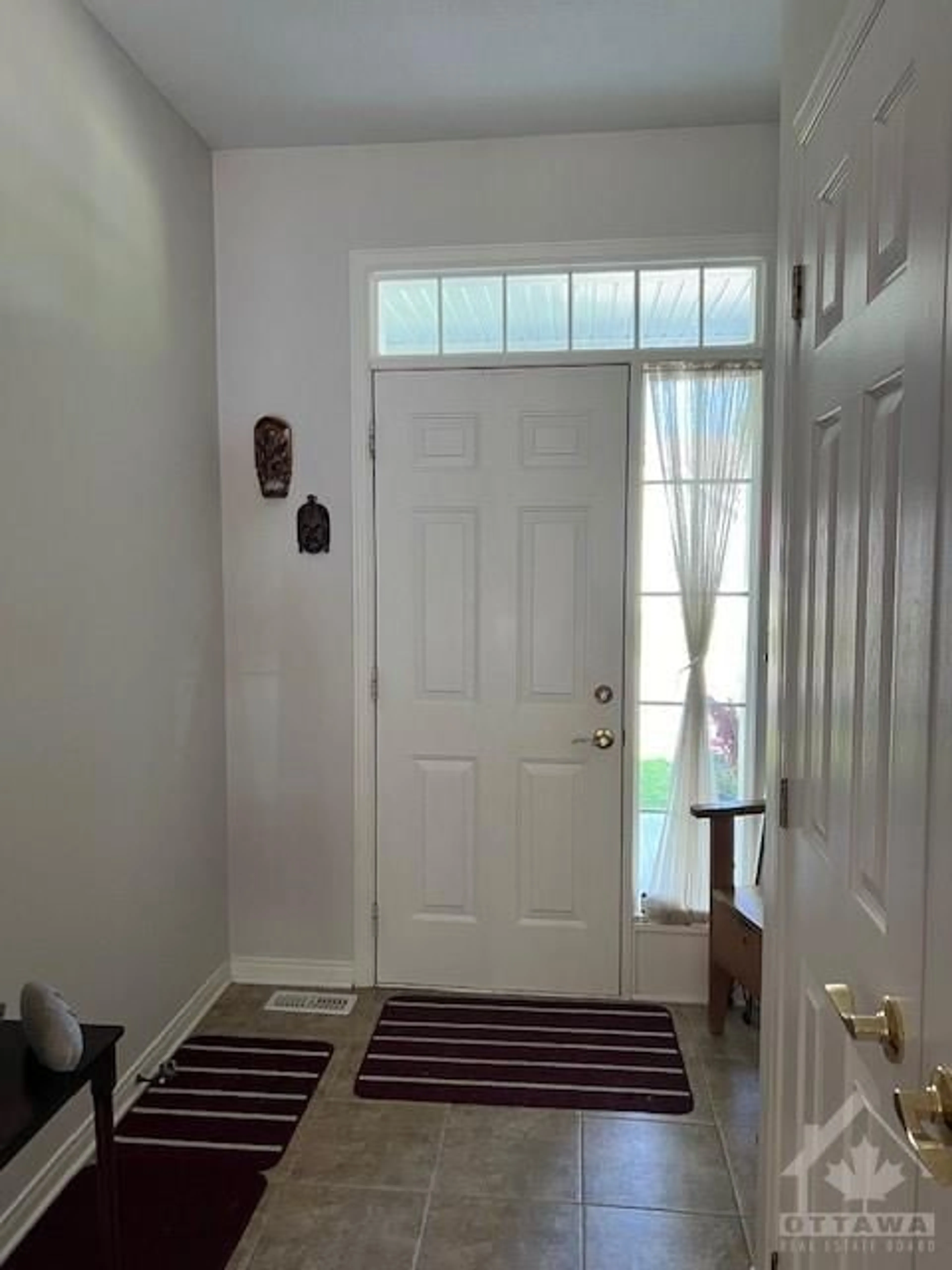 Indoor entryway for 527 TRAILVIEW Pvt, Carlsbad Springs Ontario K0A 1K0