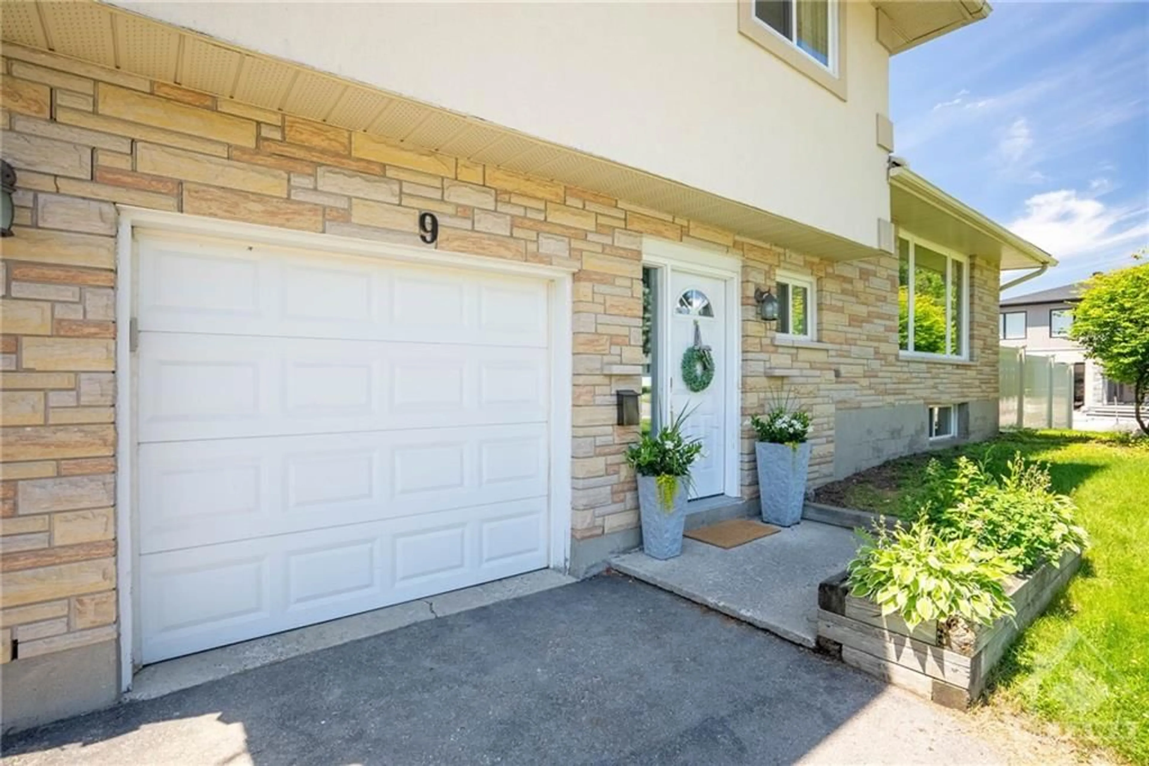 Indoor entryway for 9 CORDOVA St, Ottawa Ontario K2G 1M6