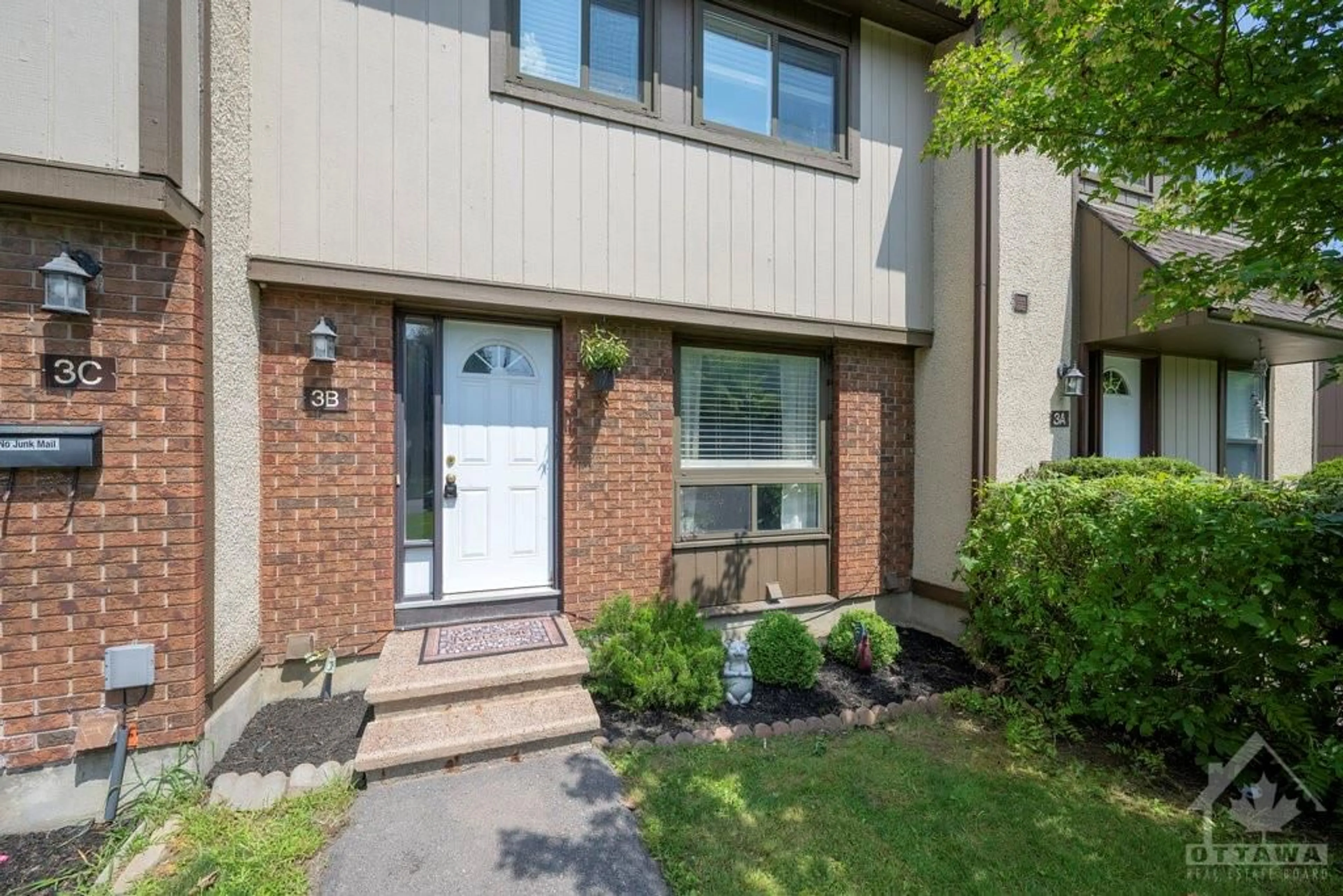 A pic from exterior of the house or condo for 3 VANESSA Terr #B, Ottawa Ontario K2J 1Y6