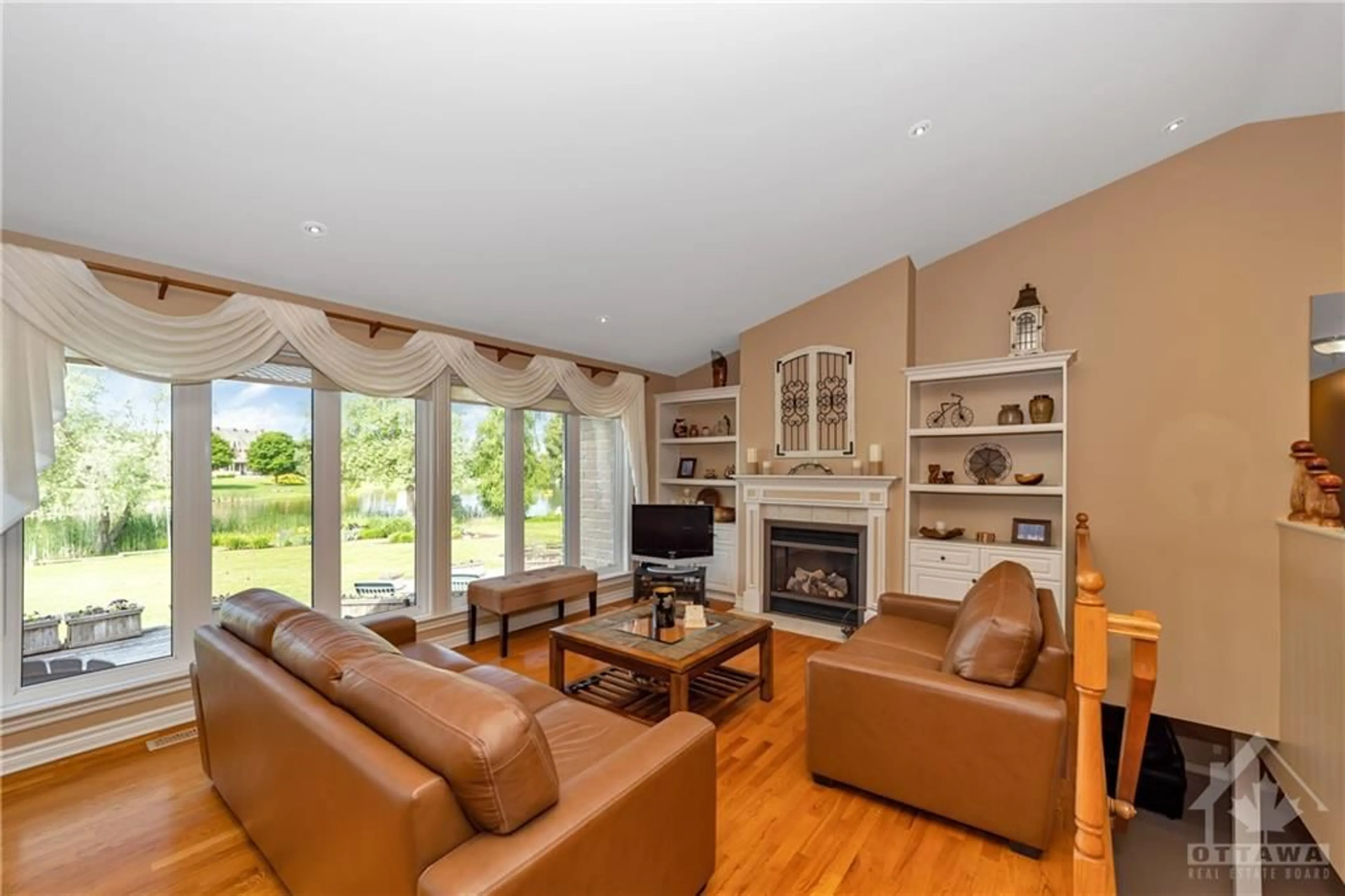 Living room for 6923 LAKES PARK Dr, Greely Ontario K4P 1M6