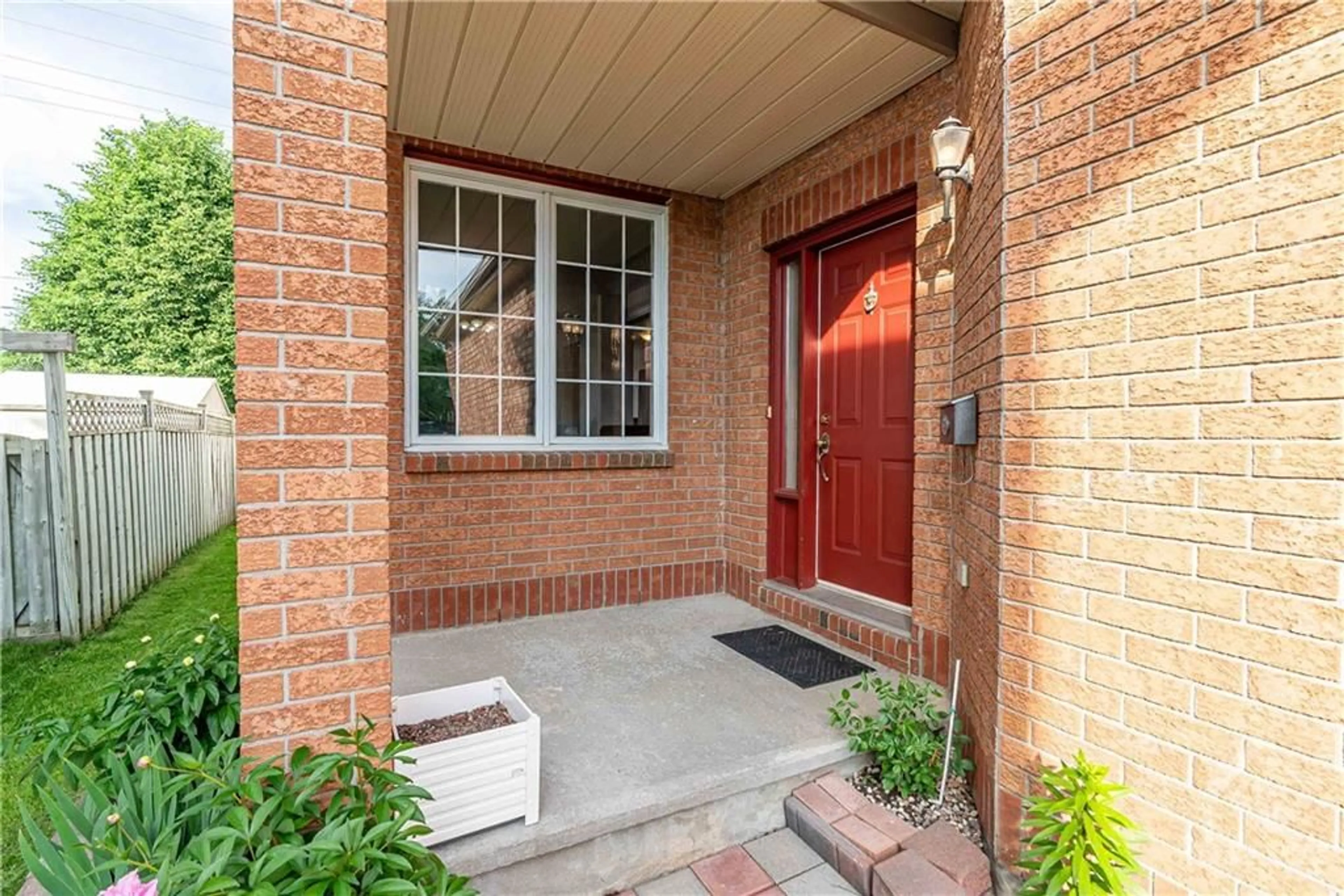 Indoor entryway for 33 HALKIRK Ave, Kanata Ontario K2V 1B5