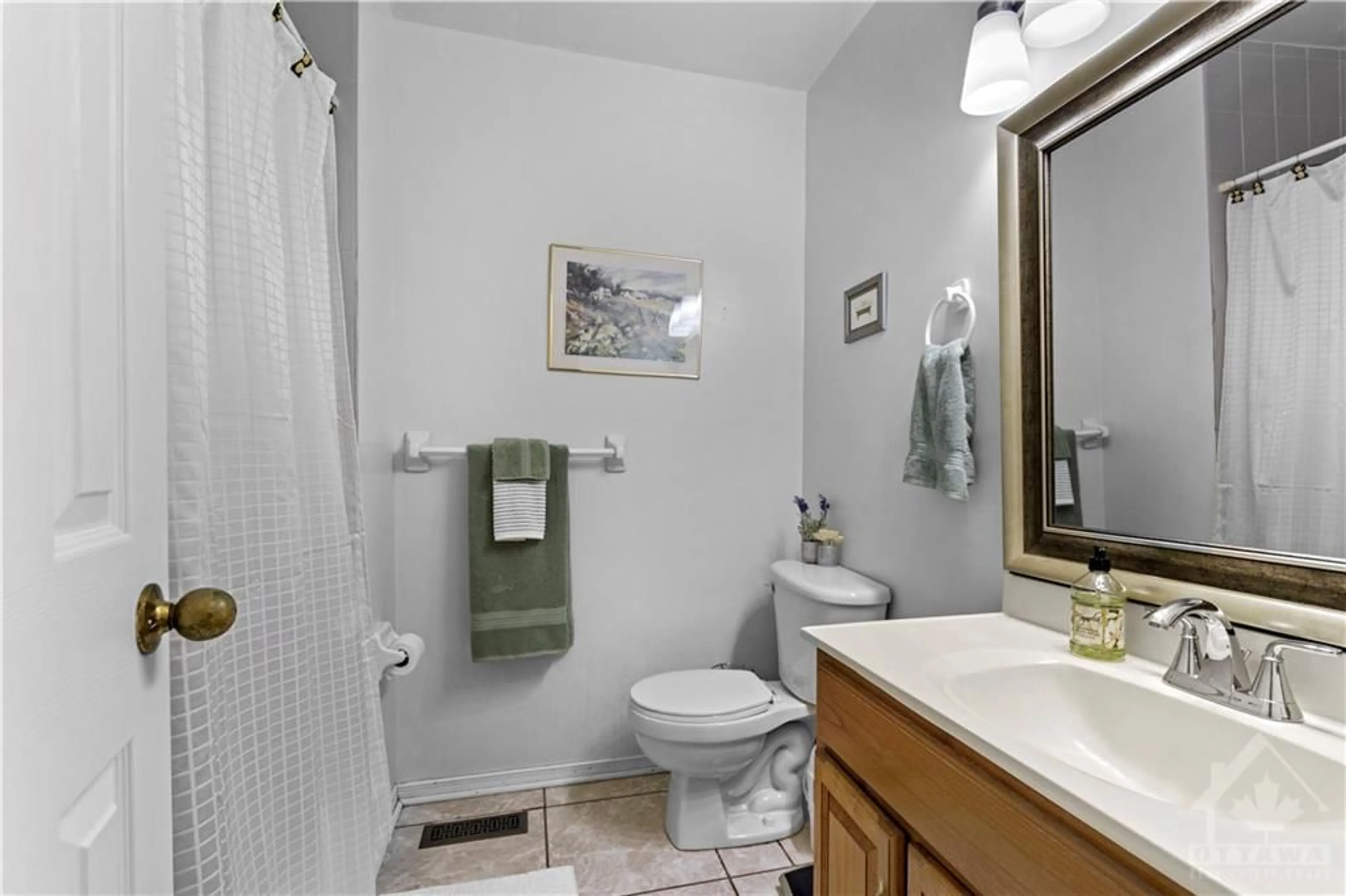 Bathroom for 671 MACDONALD Dr, Gananoque Ontario K7G 3C3