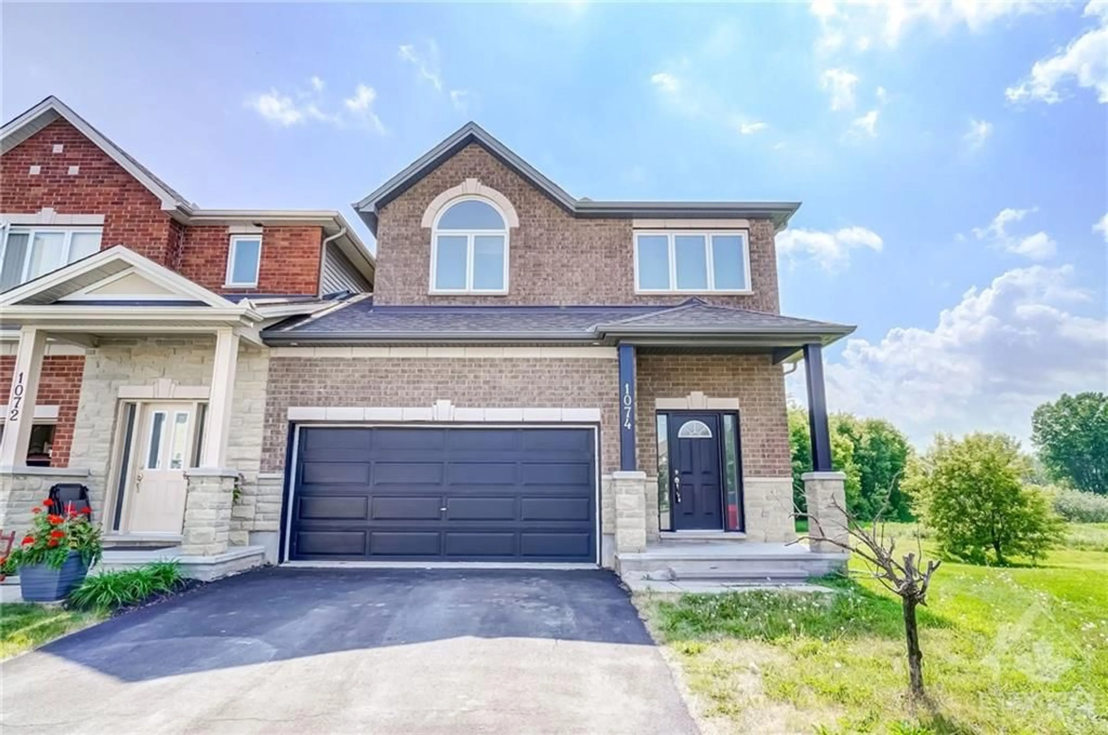 Home with brick exterior material for 1074 NORTHGRAVES Cres, Ottawa Ontario K2M 0C6