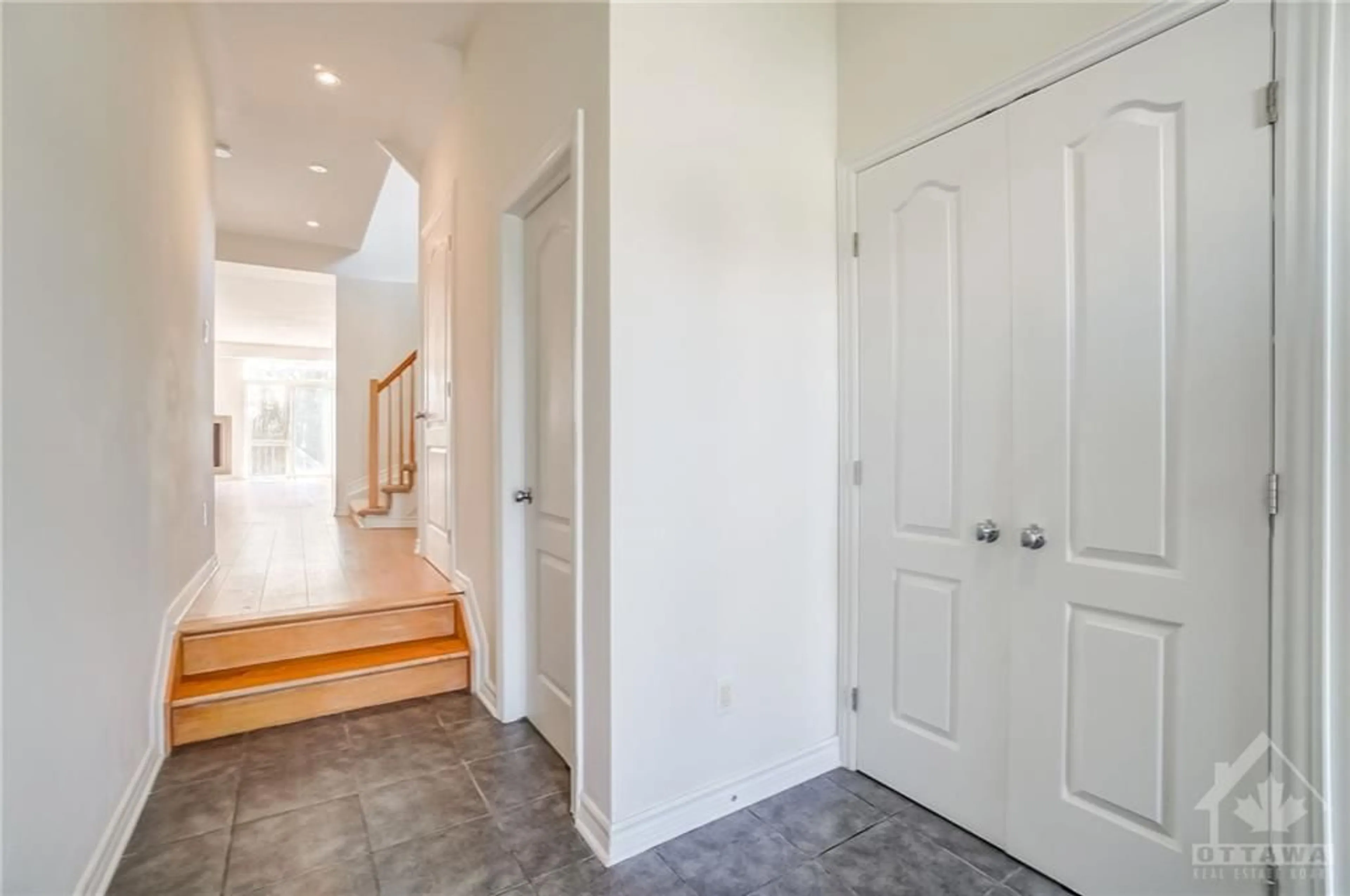 Indoor entryway for 1074 NORTHGRAVES Cres, Ottawa Ontario K2M 0C6