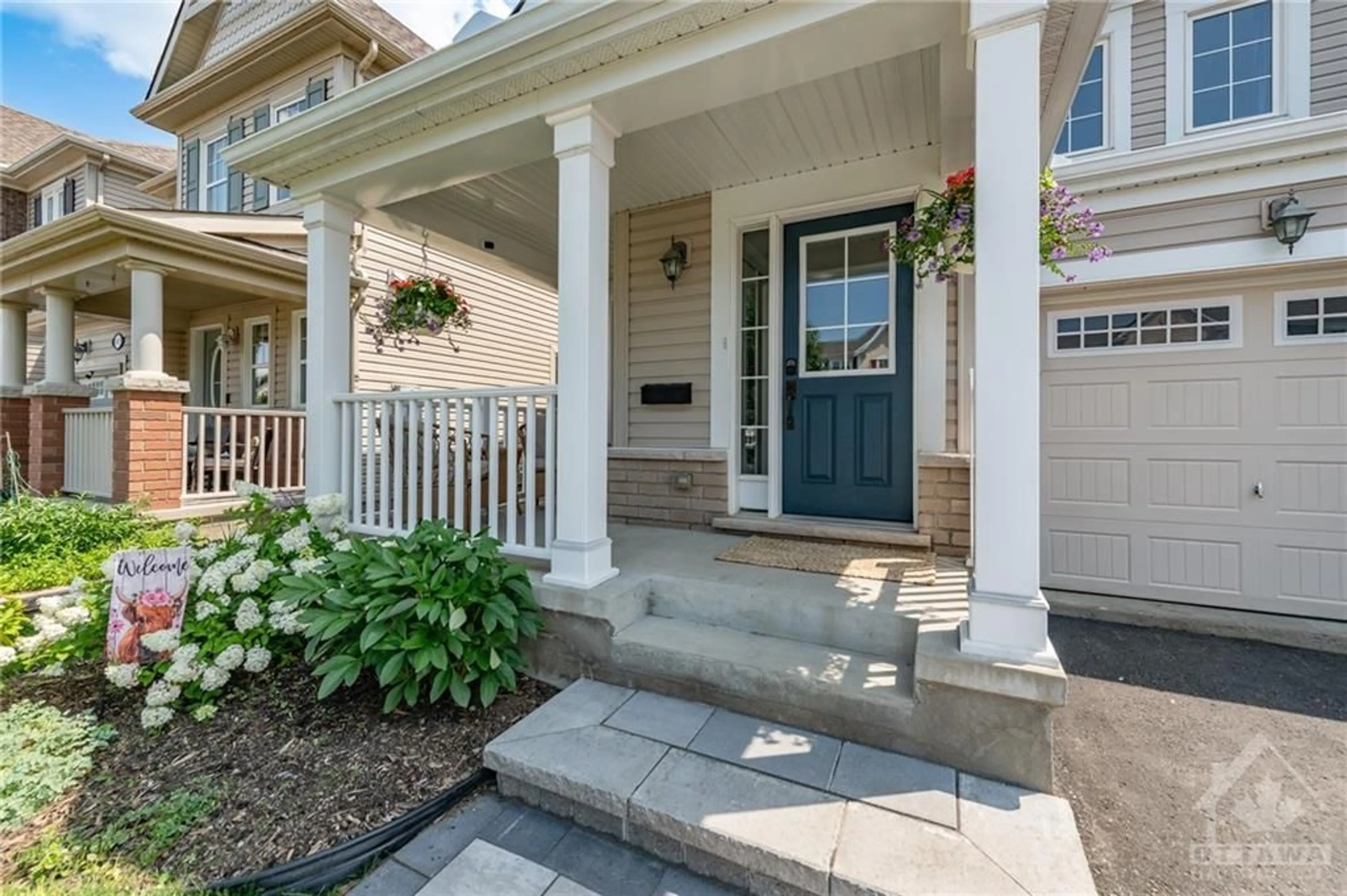 Indoor entryway for 415 MEADOWHAWK Cres, Ottawa Ontario K2J 5X1