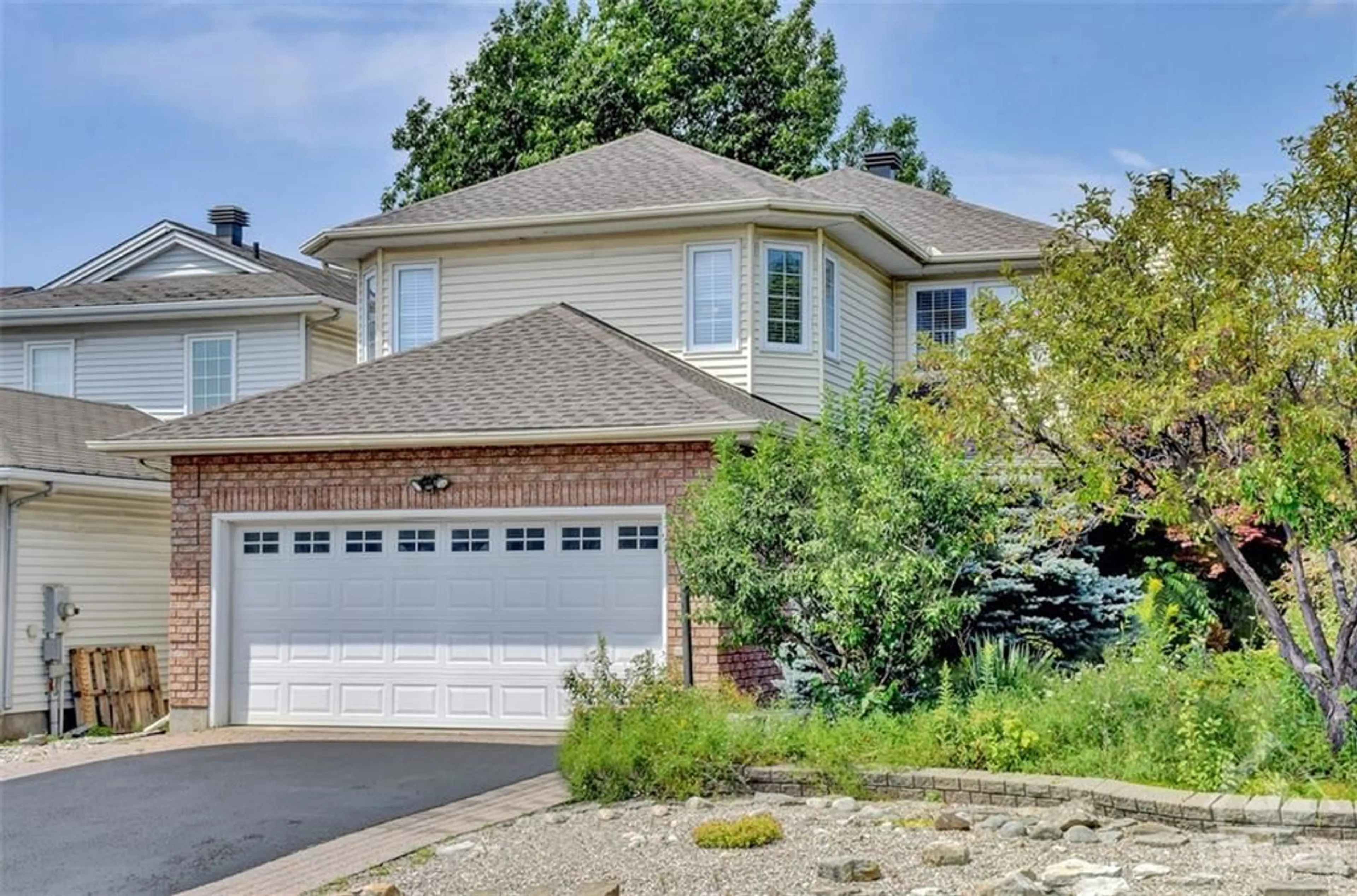 A pic from exterior of the house or condo for 146 EQUESTRIAN Dr, Kanata Ontario K2M 2B9