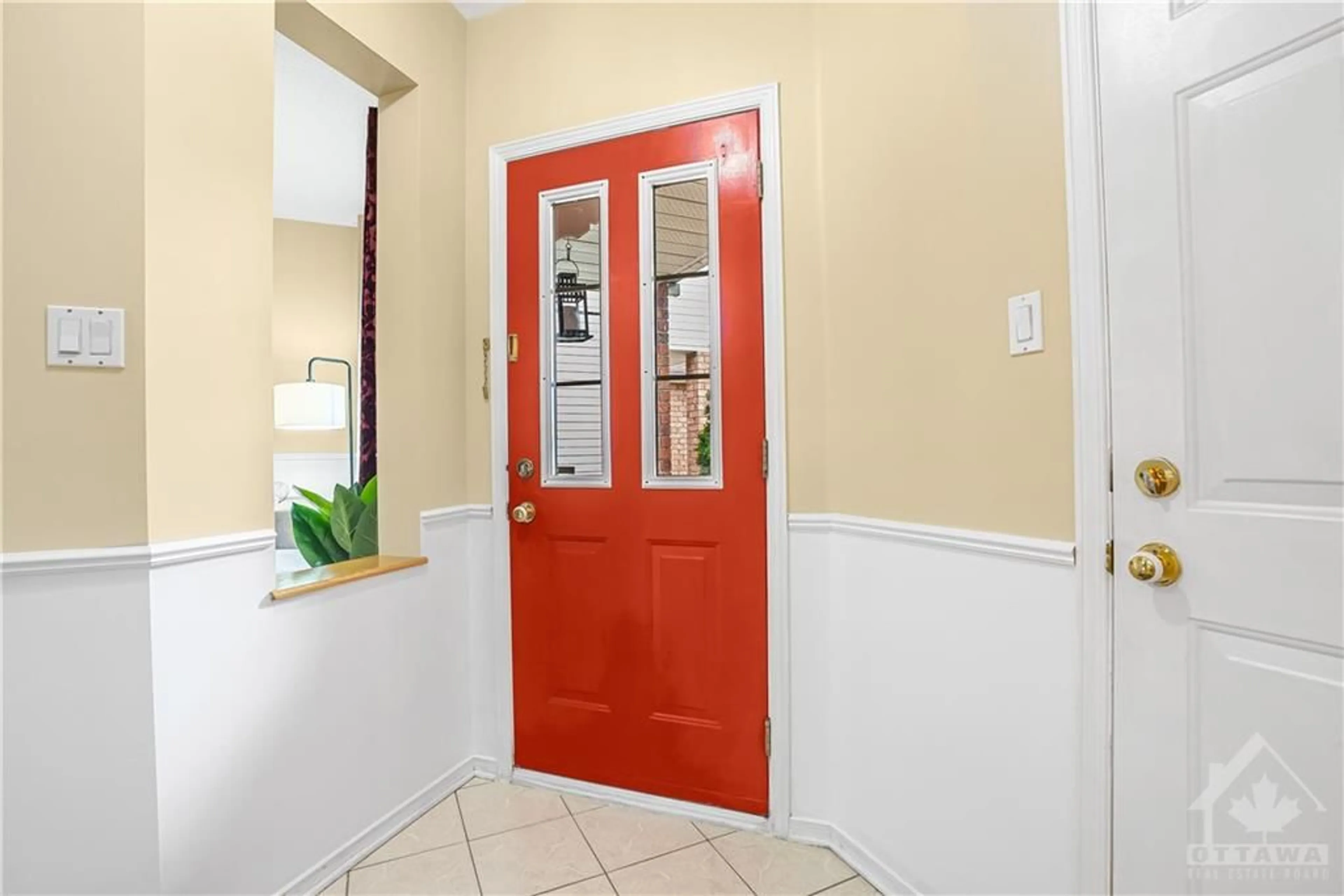 Indoor entryway for 9 FOXDEN Pl, Ottawa Ontario K1G 6A5