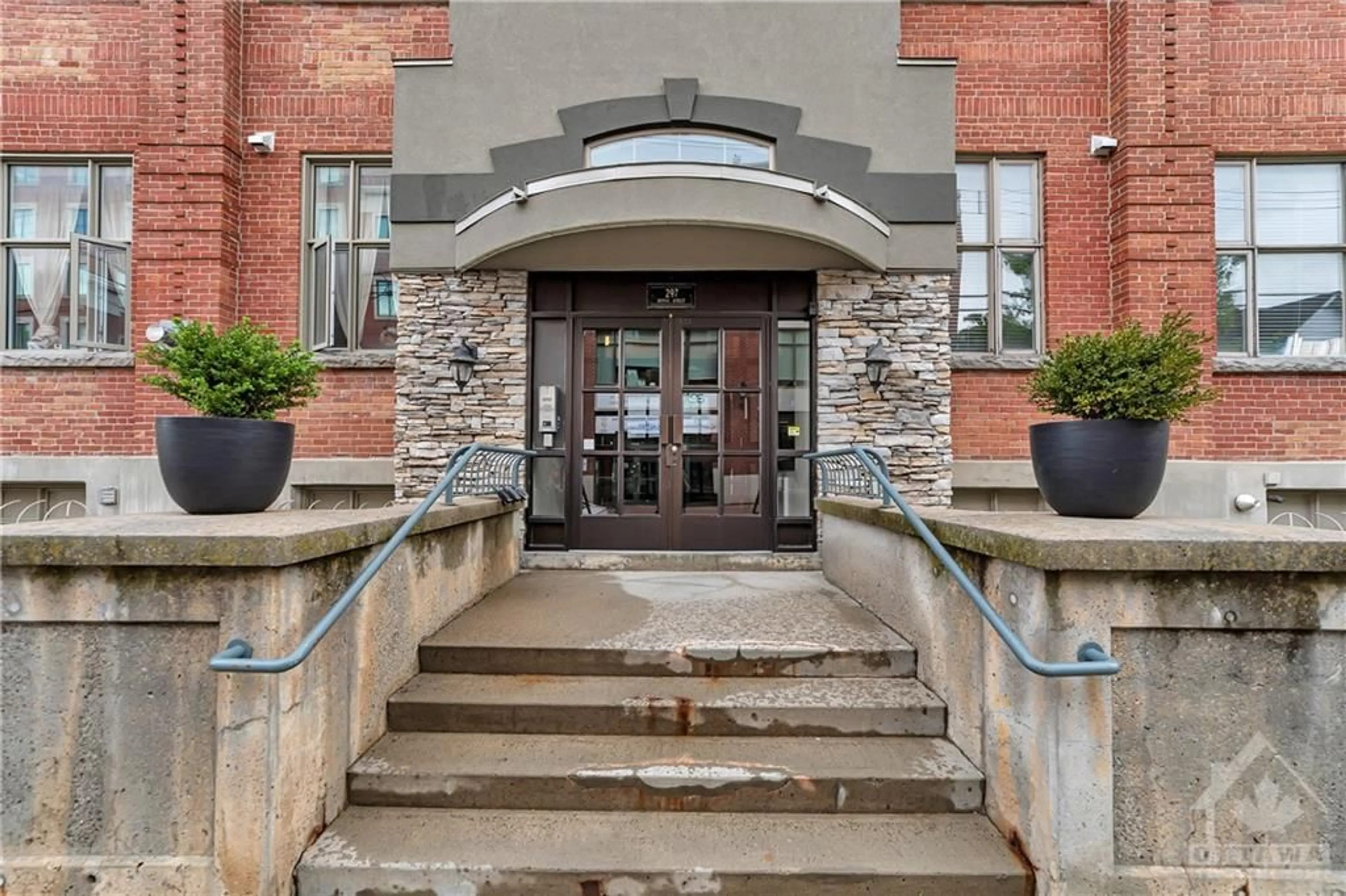 Indoor foyer for 297 DUPUIS St #202, Ottawa Ontario K1L 7H8