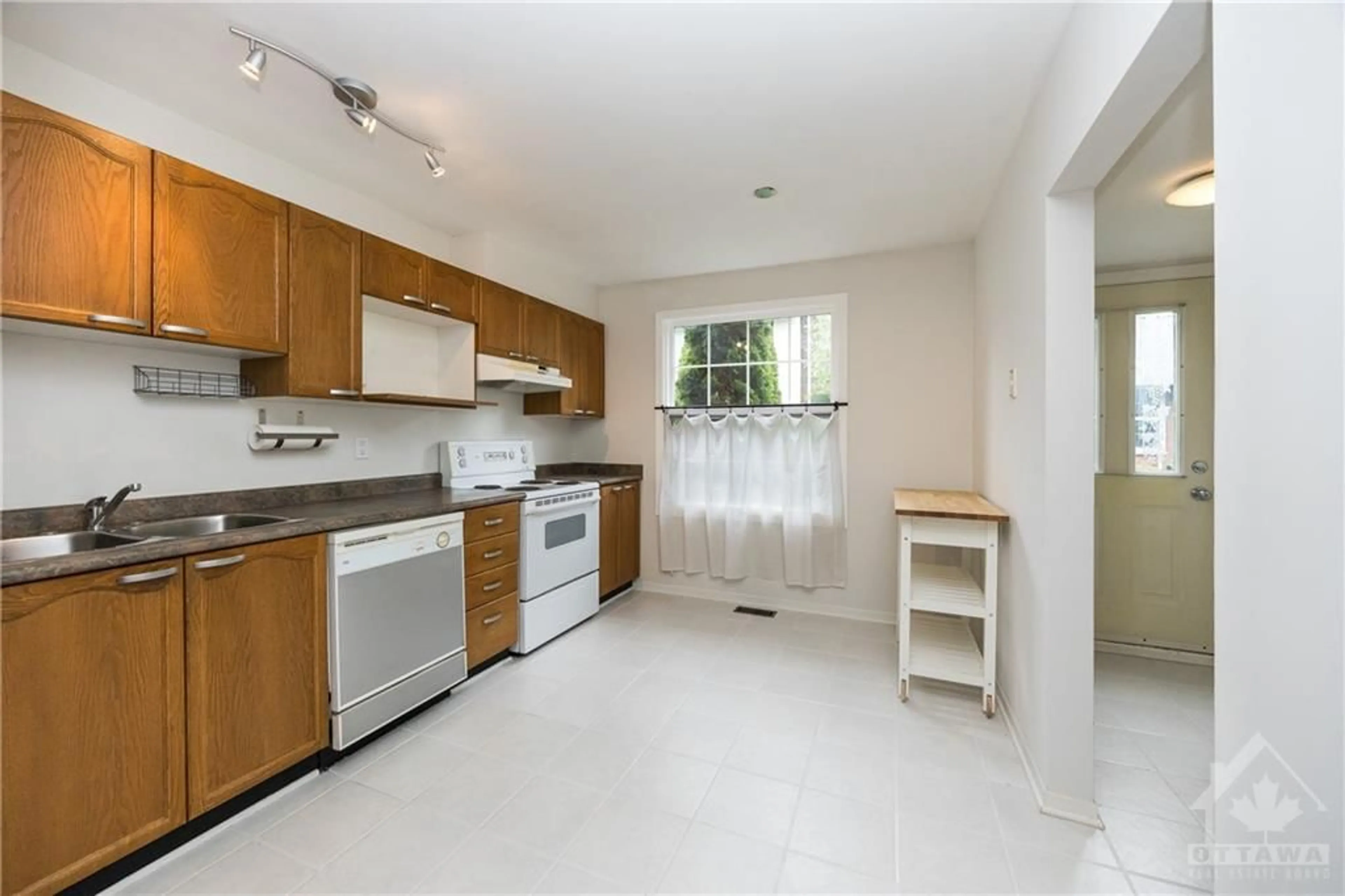 Standard kitchen for 2765 BASELINE Rd, Ottawa Ontario K2H 7B5