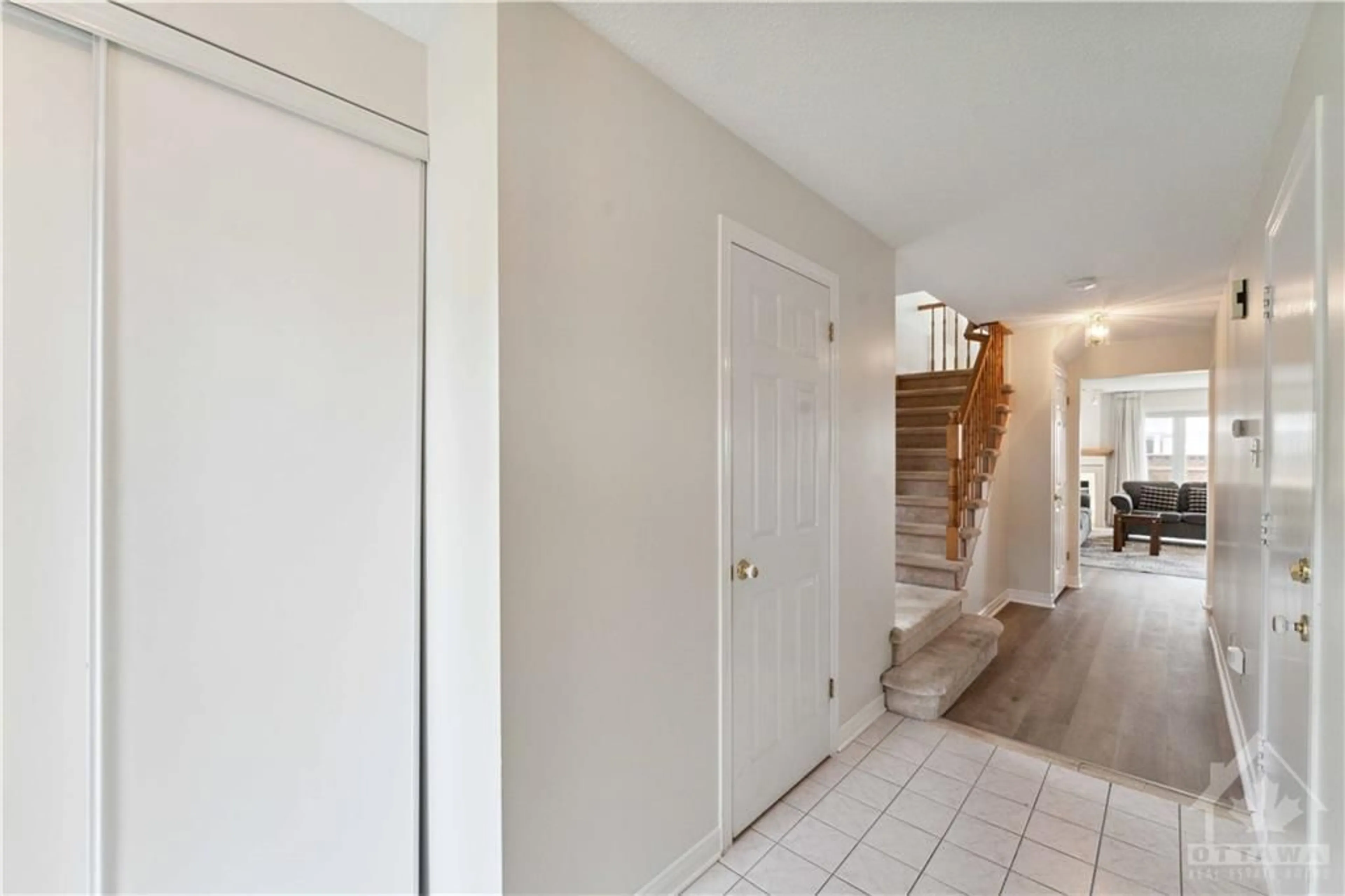 Indoor entryway for 50 HUNTERSWOOD Cres, Ottawa Ontario K1G 5V7