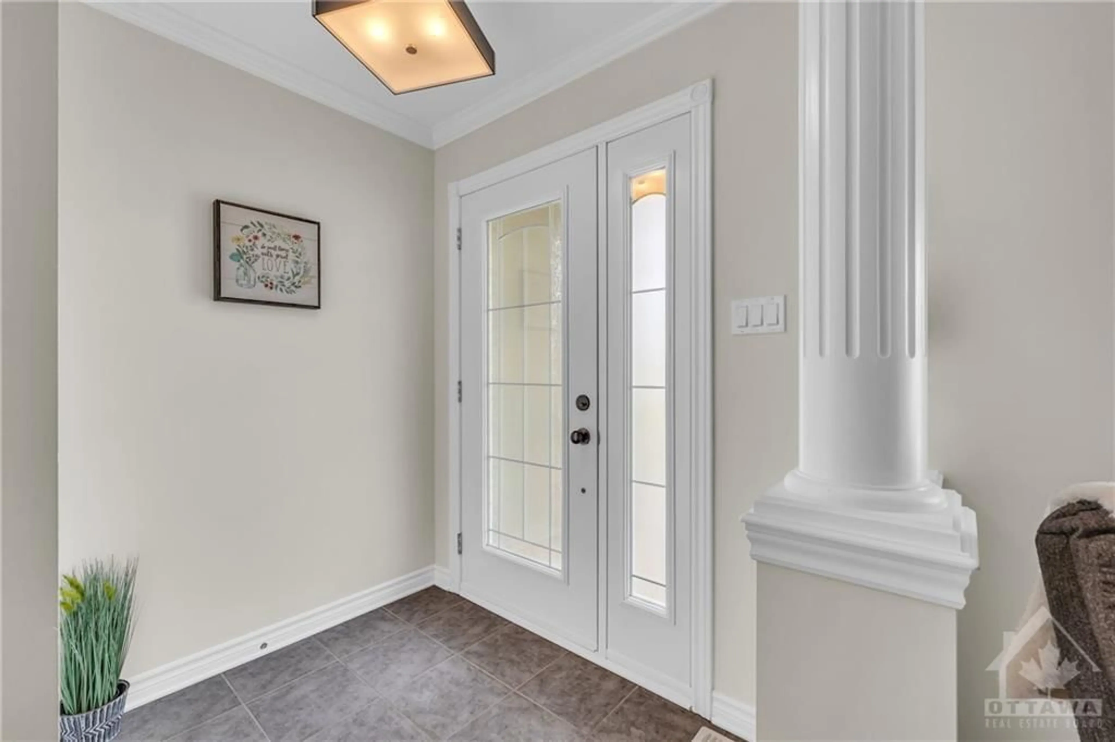 Indoor entryway for 71 MAYER St, Limoges Ontario K0A 2M0