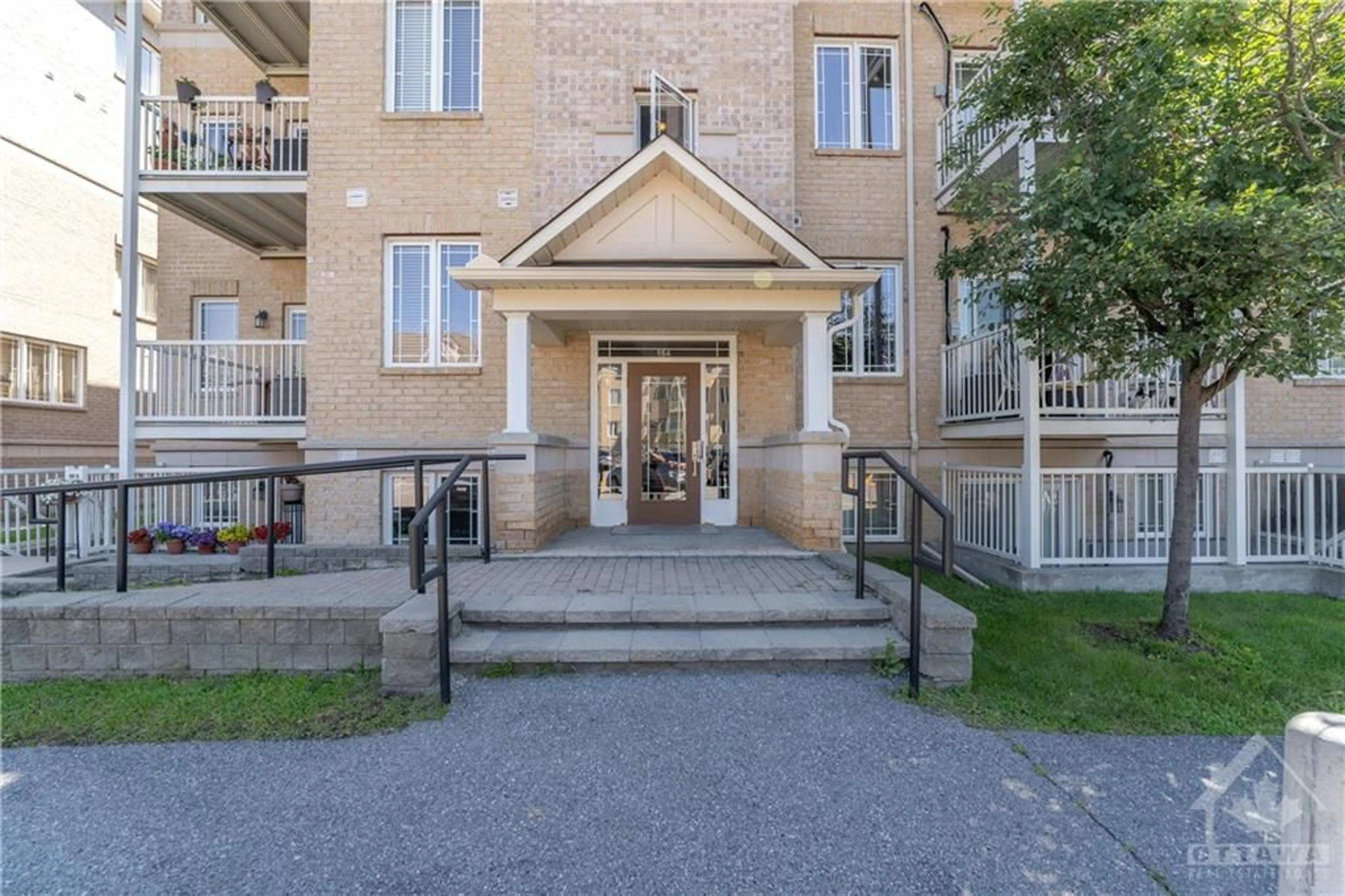 A pic from exterior of the house or condo for 164 PASEO Pvt #3, Ottawa Ontario K2G 4N7